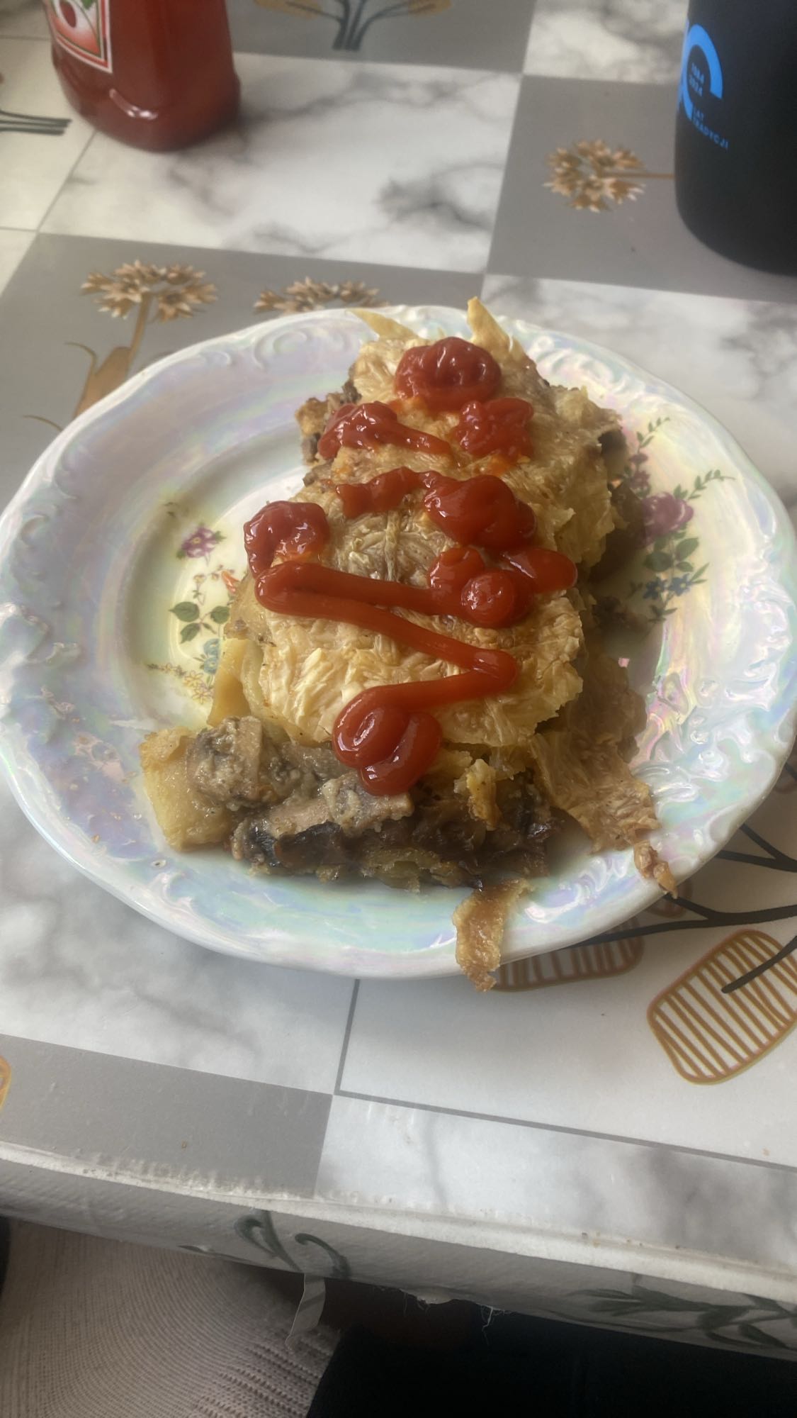 Zapiekanka z jajkiem i ketchupem