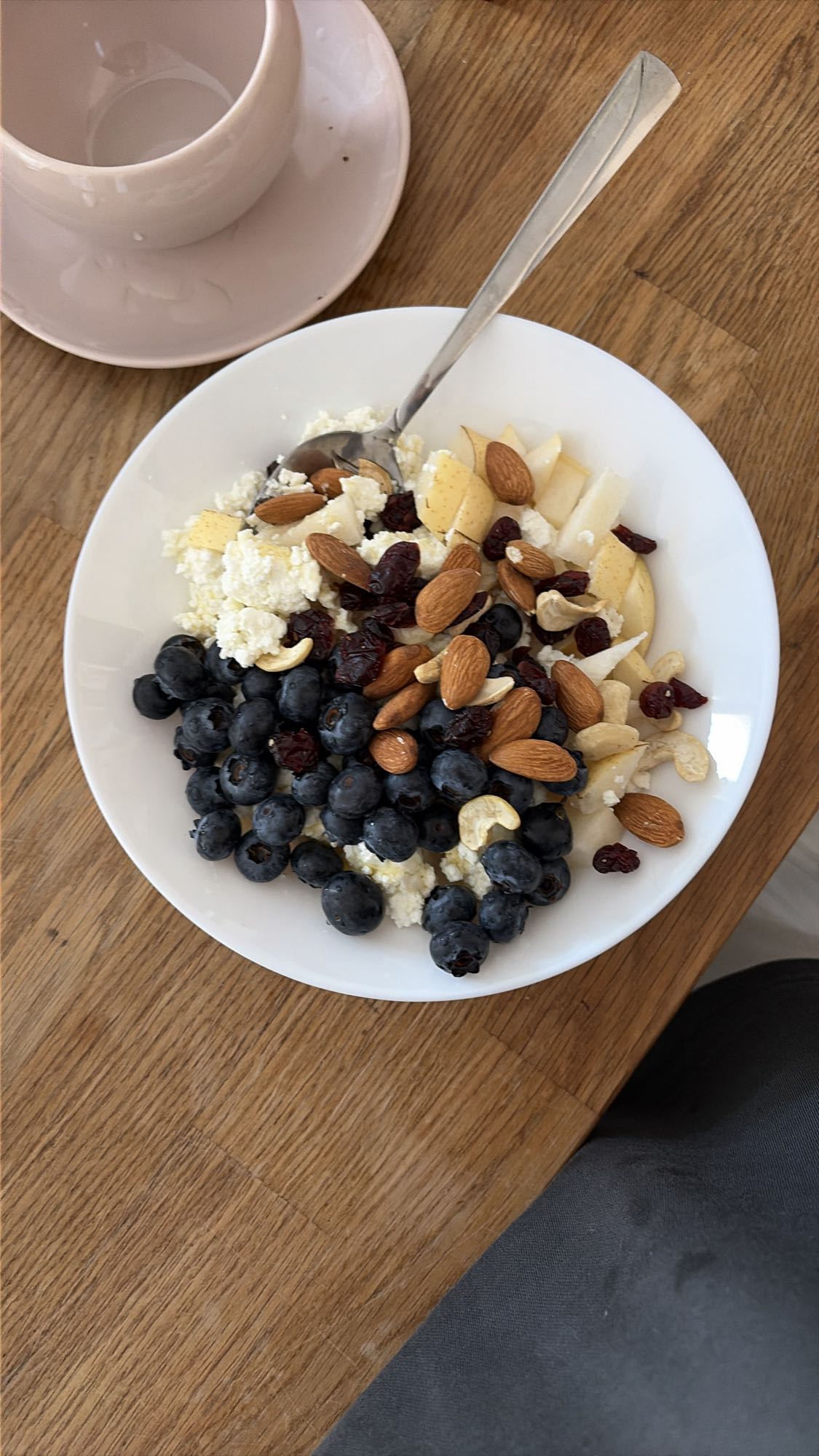 творог с ягодами и орехами