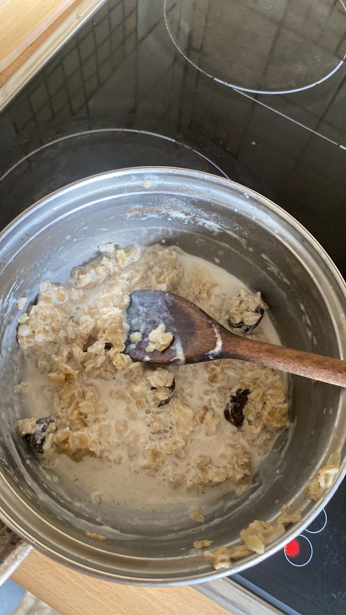 owsianka z mlekiem i rodzynkami