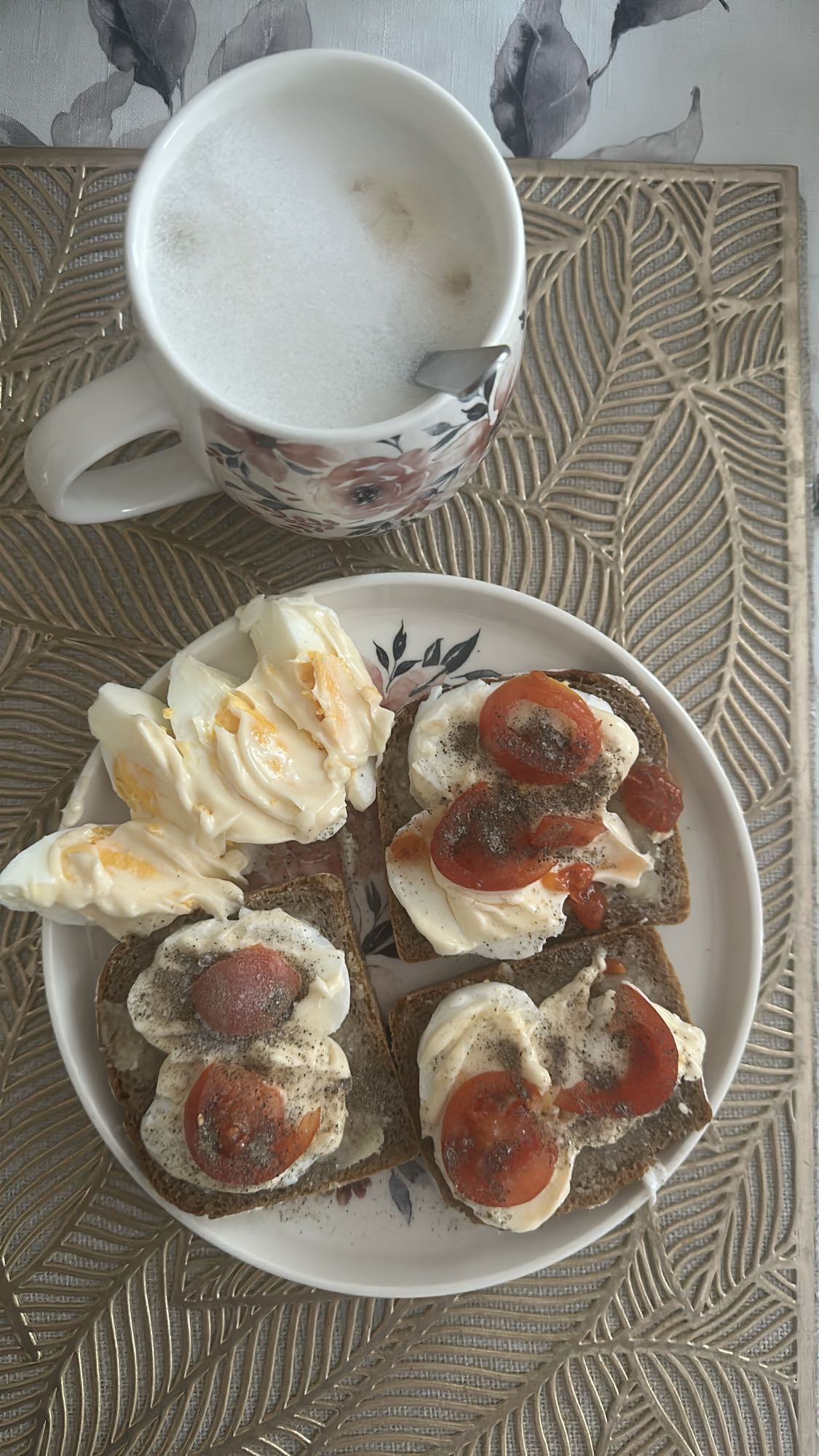 kanapki z jajkiem i kawą