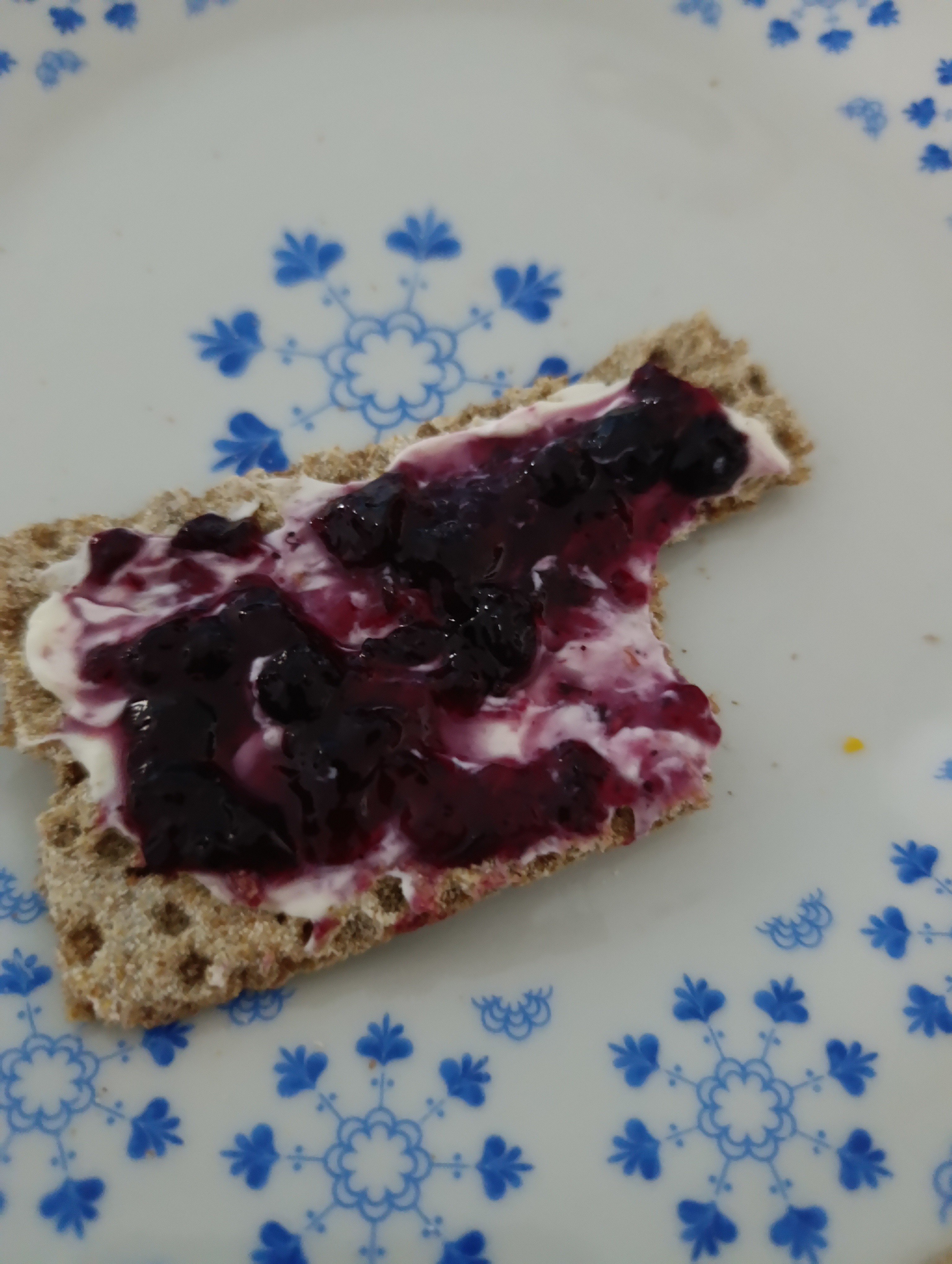 Tostada con mermelada y queso