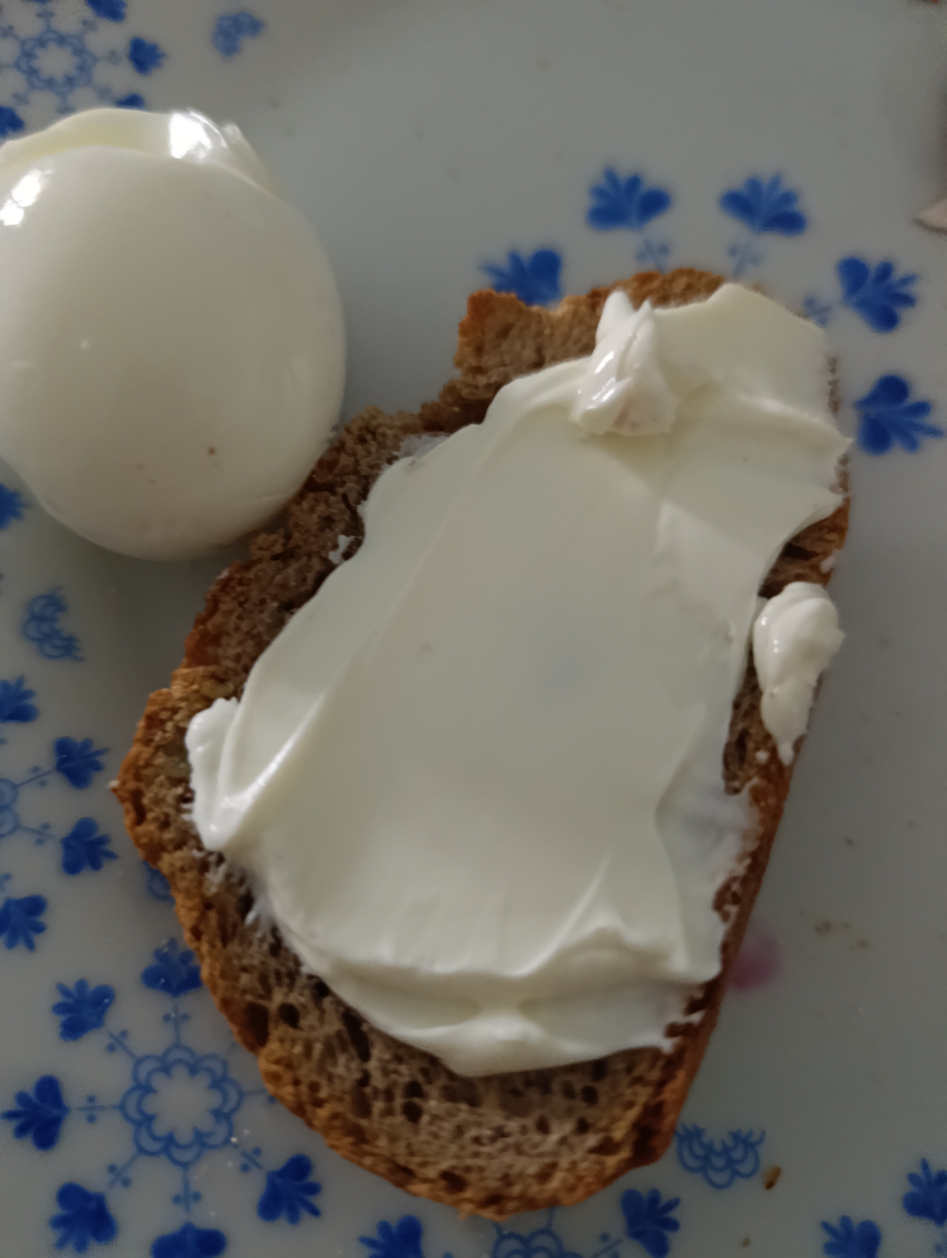 Huevo y pan con queso crema