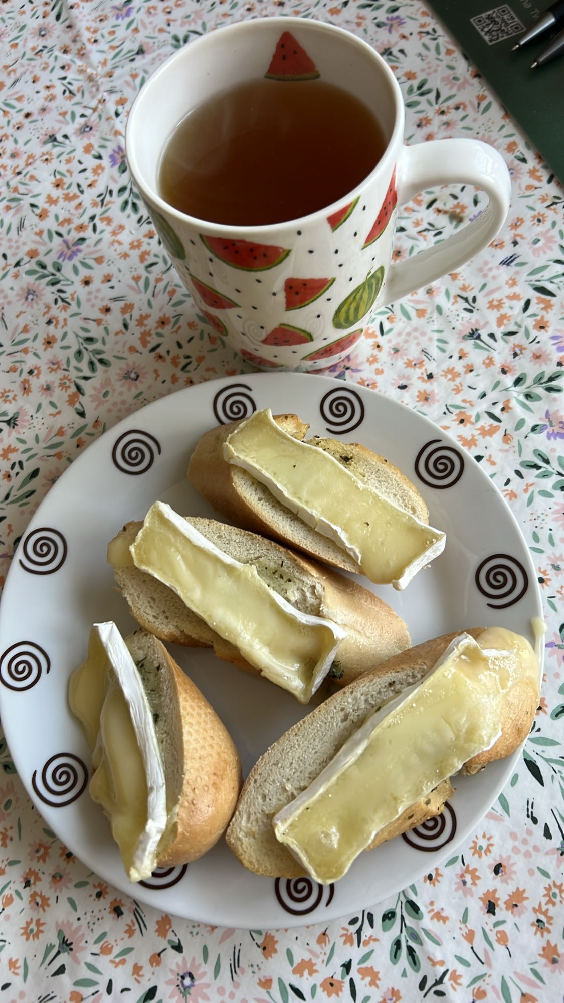 Bagietka z serem brie i herbata