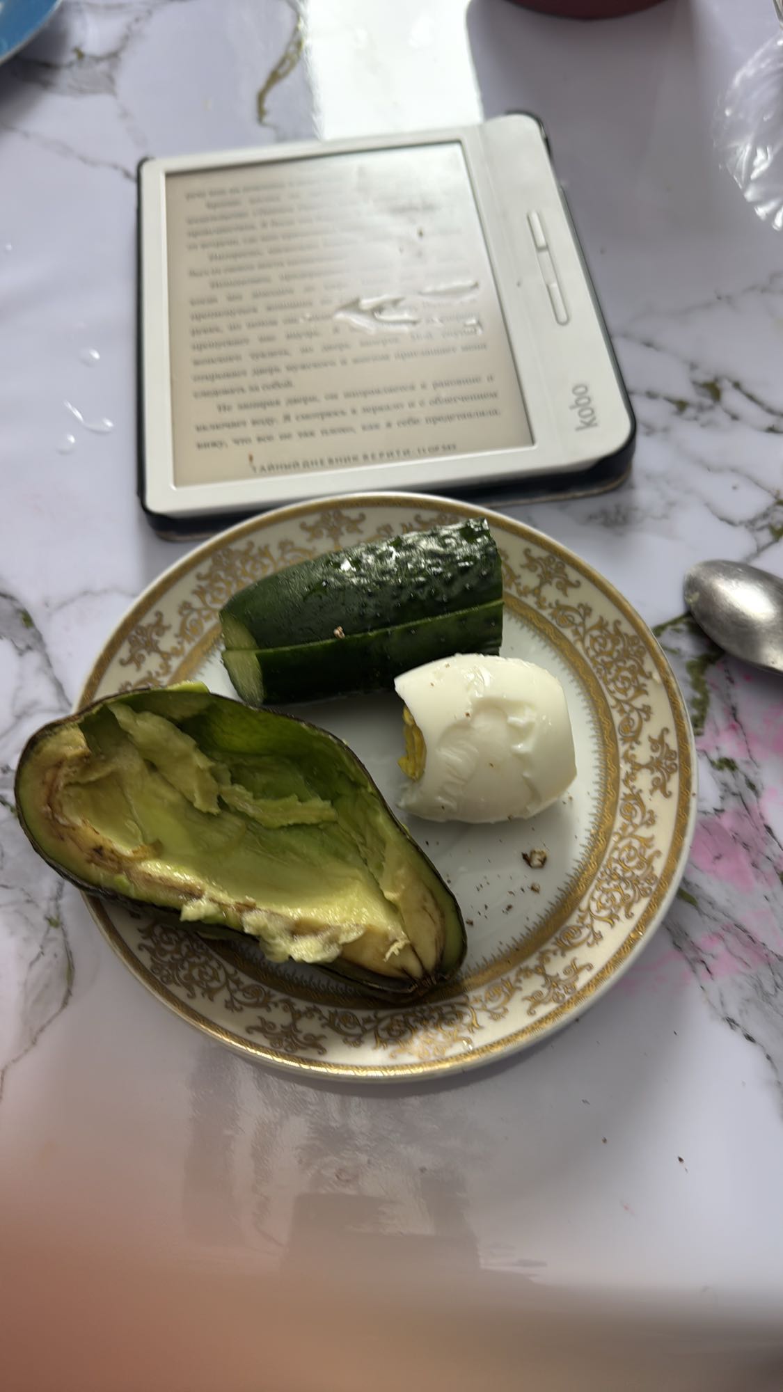 Авокадо, яйцо и огурец