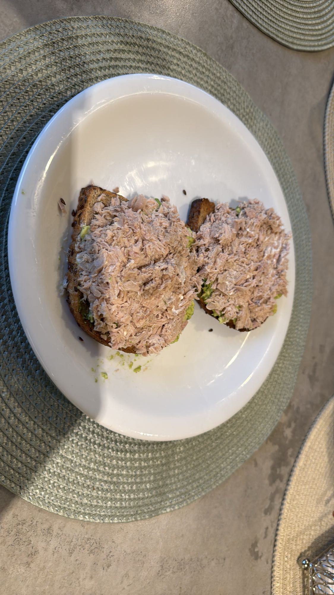 Tostadas de atún y aguacate