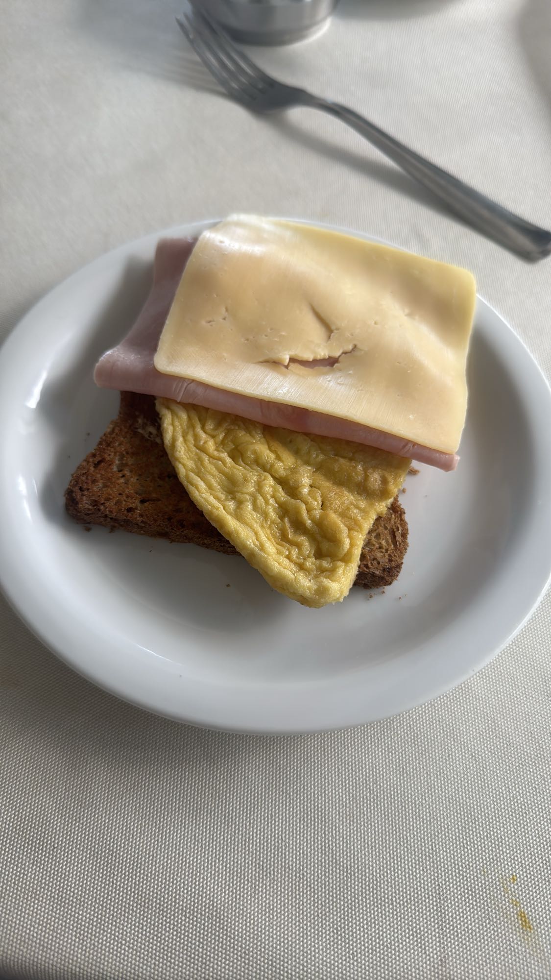 Torrada com ovo, presunto e queijo