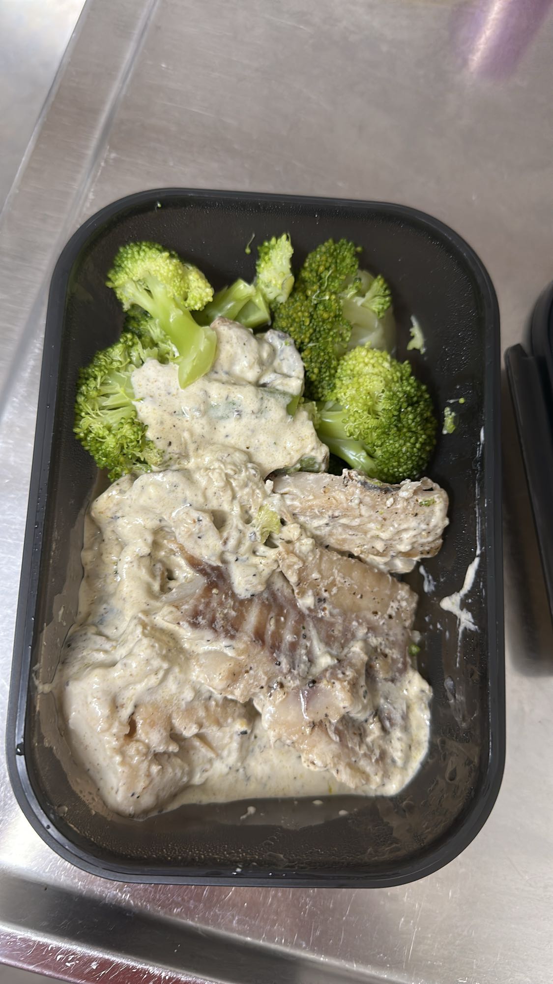 Fisk med broccoli och sås
