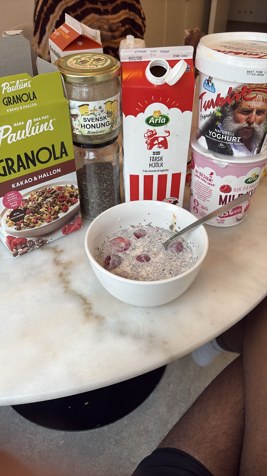 Granola med yoghurt & chia