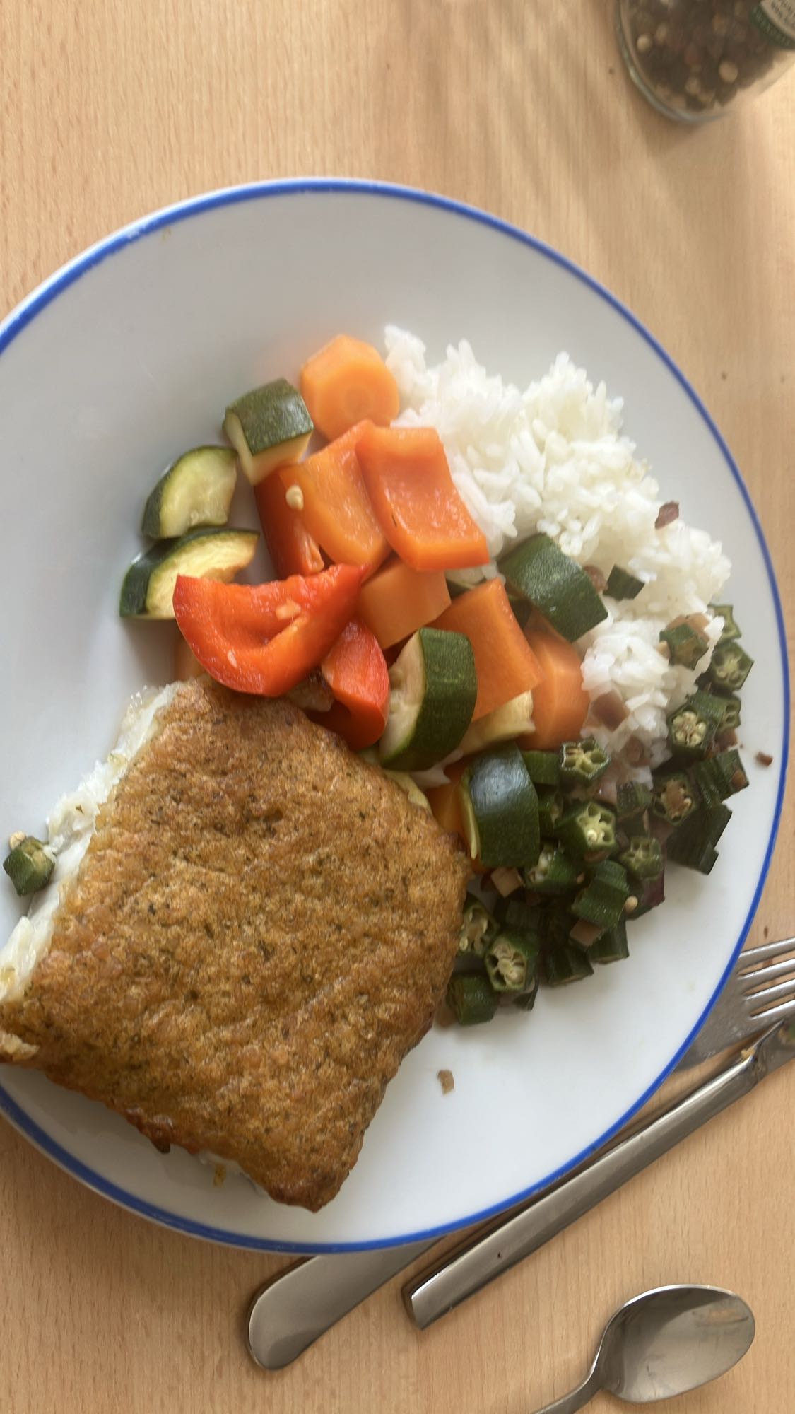 Peixe empanado com legumes