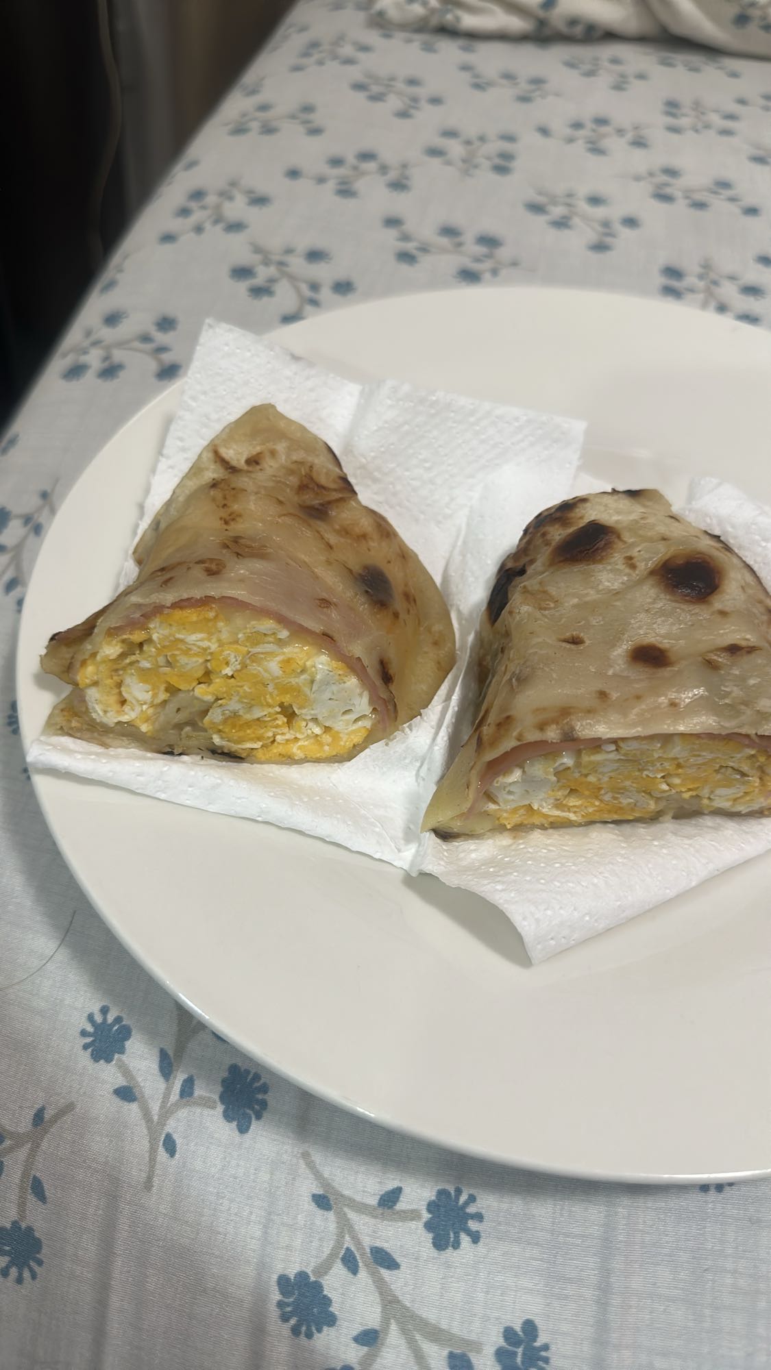 Rollo de huevo y pan plano