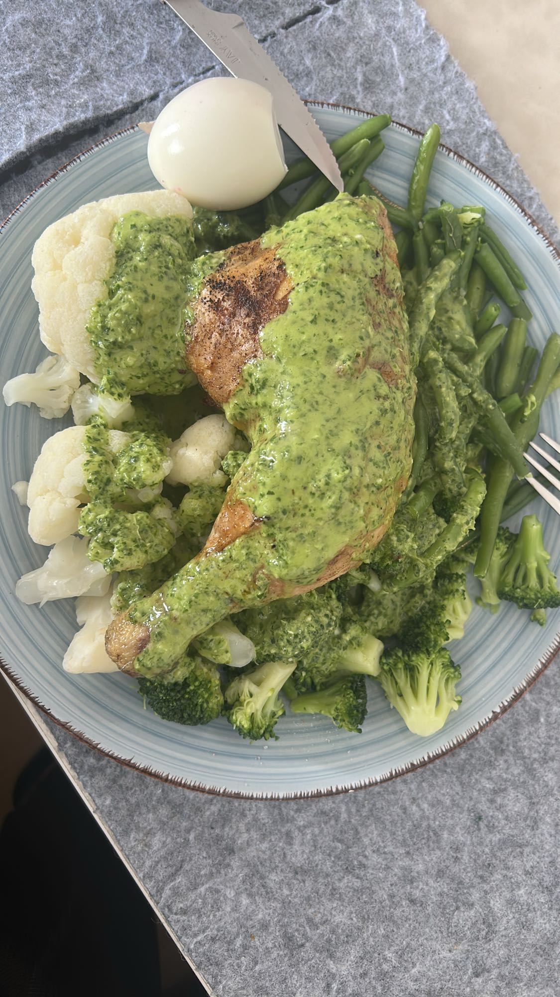 Pollo con verduras y huevo