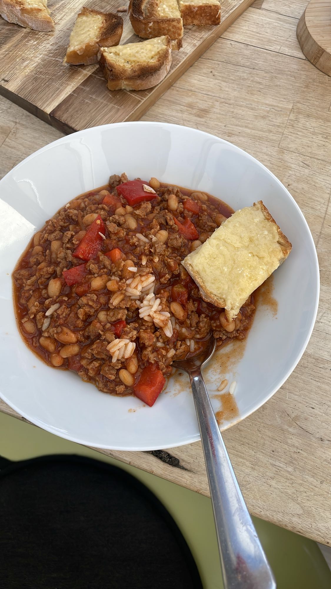 Chili med vitlöksbröd