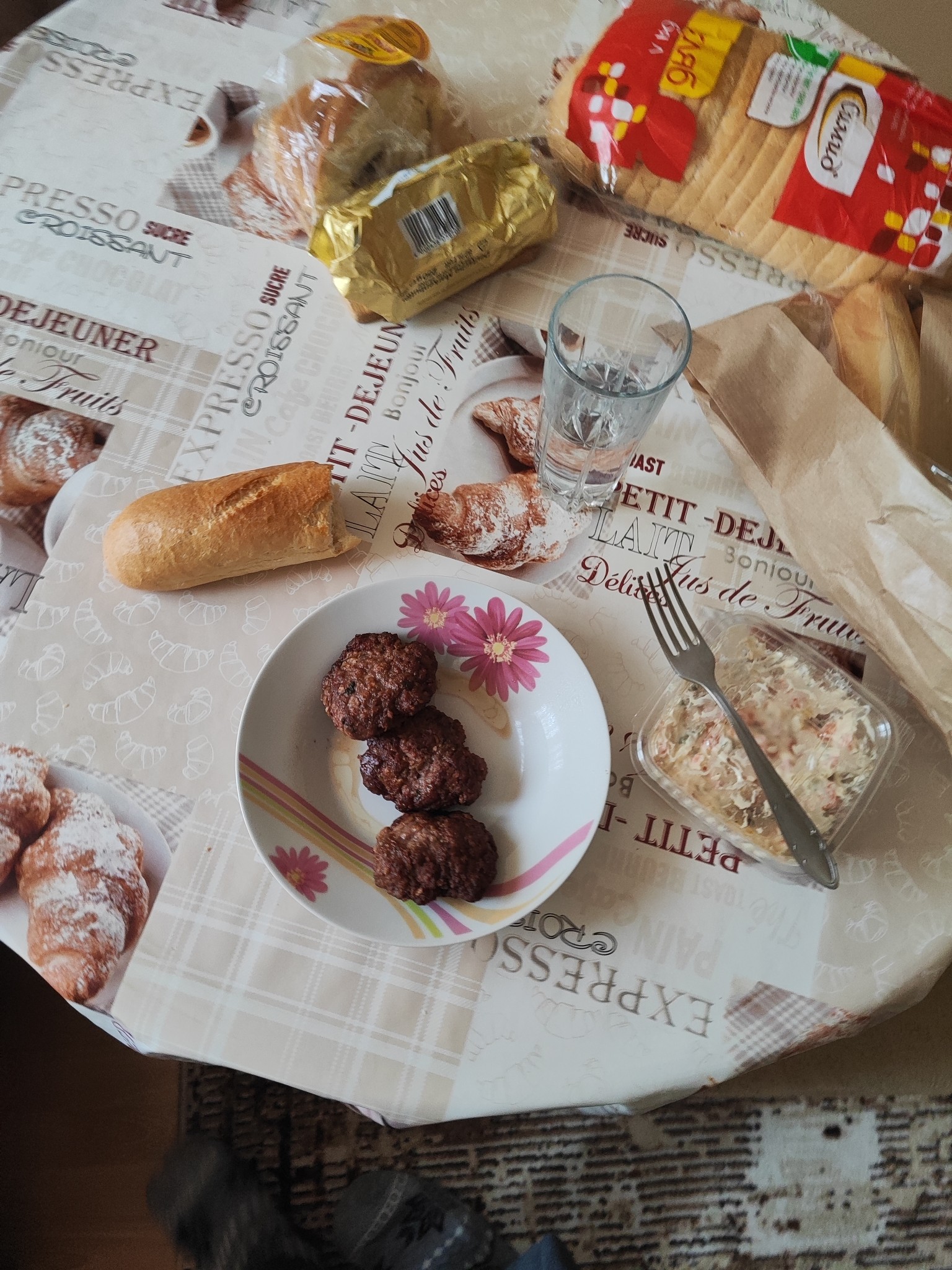 Meatballs with bread and salad