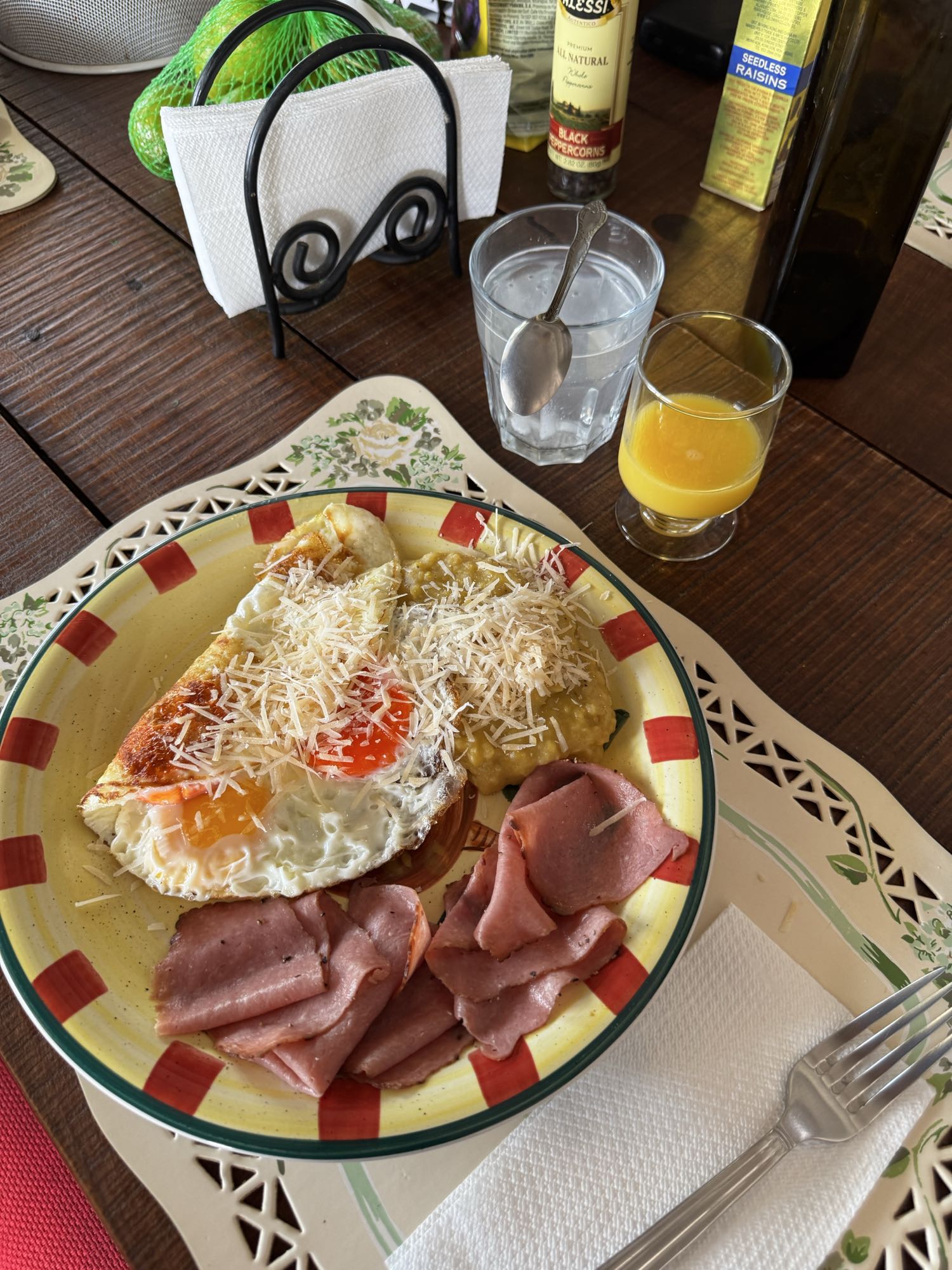 Desayuno con huevo y jamón