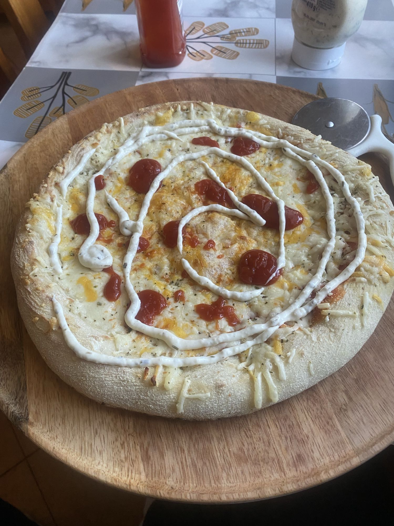 Pizza z serem i sosami