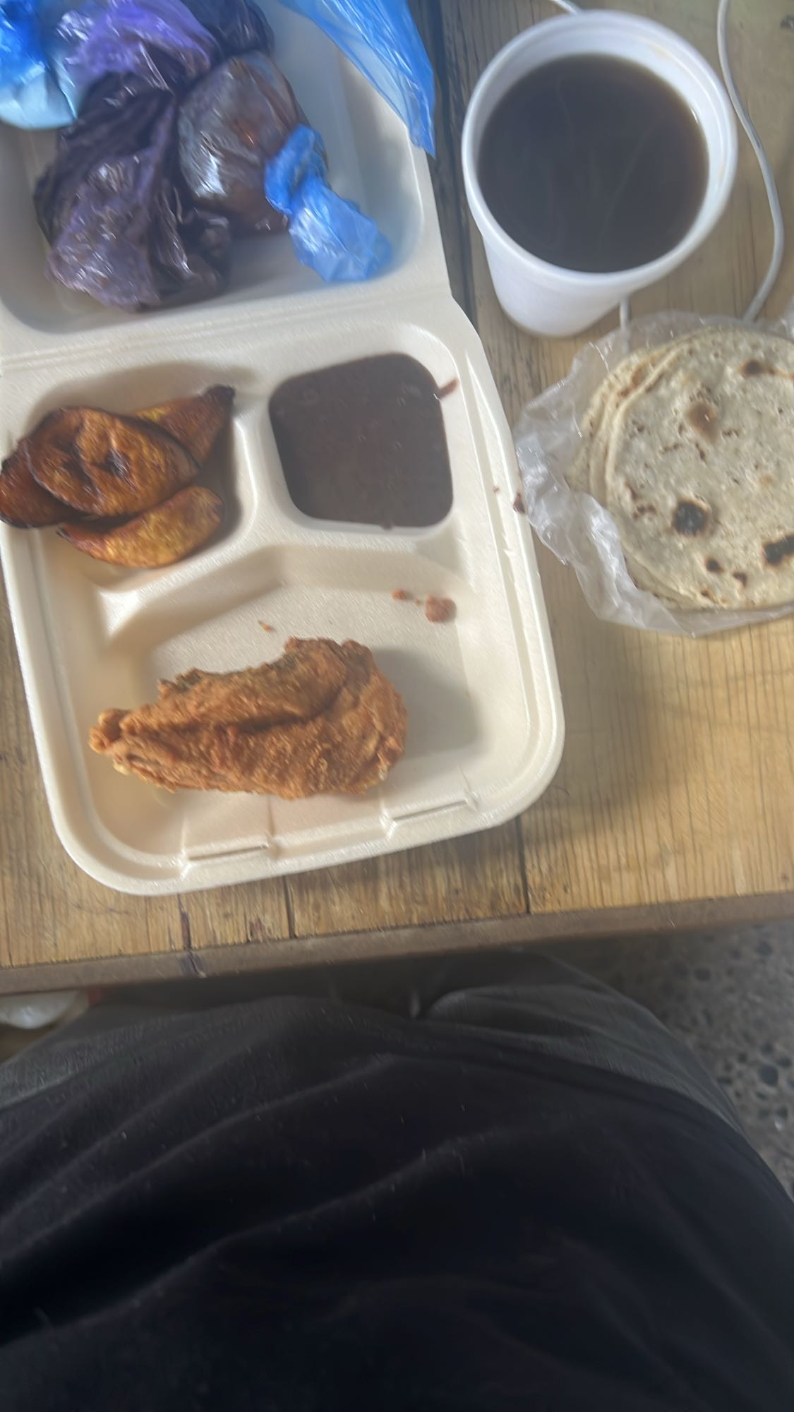 Pollo frito con plátano y tortillas