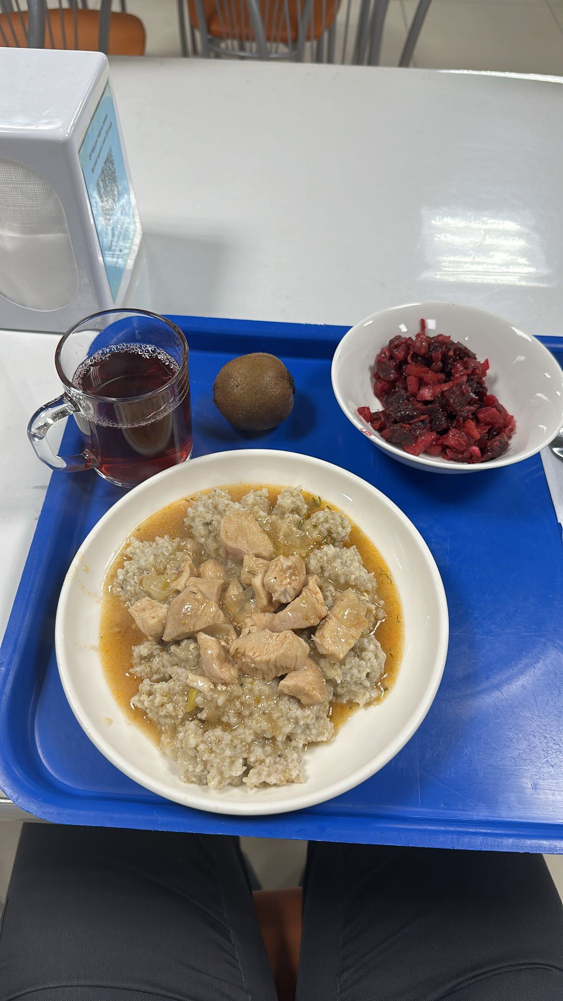 Каша с курицей и салатом