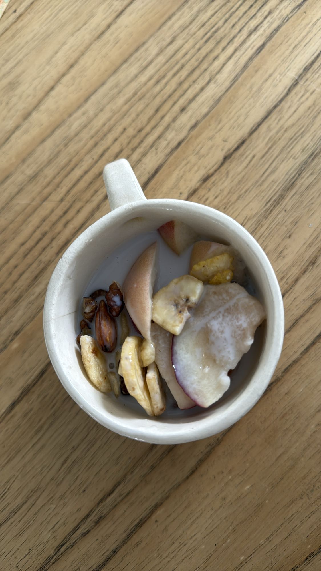 fruta y nueces con leche