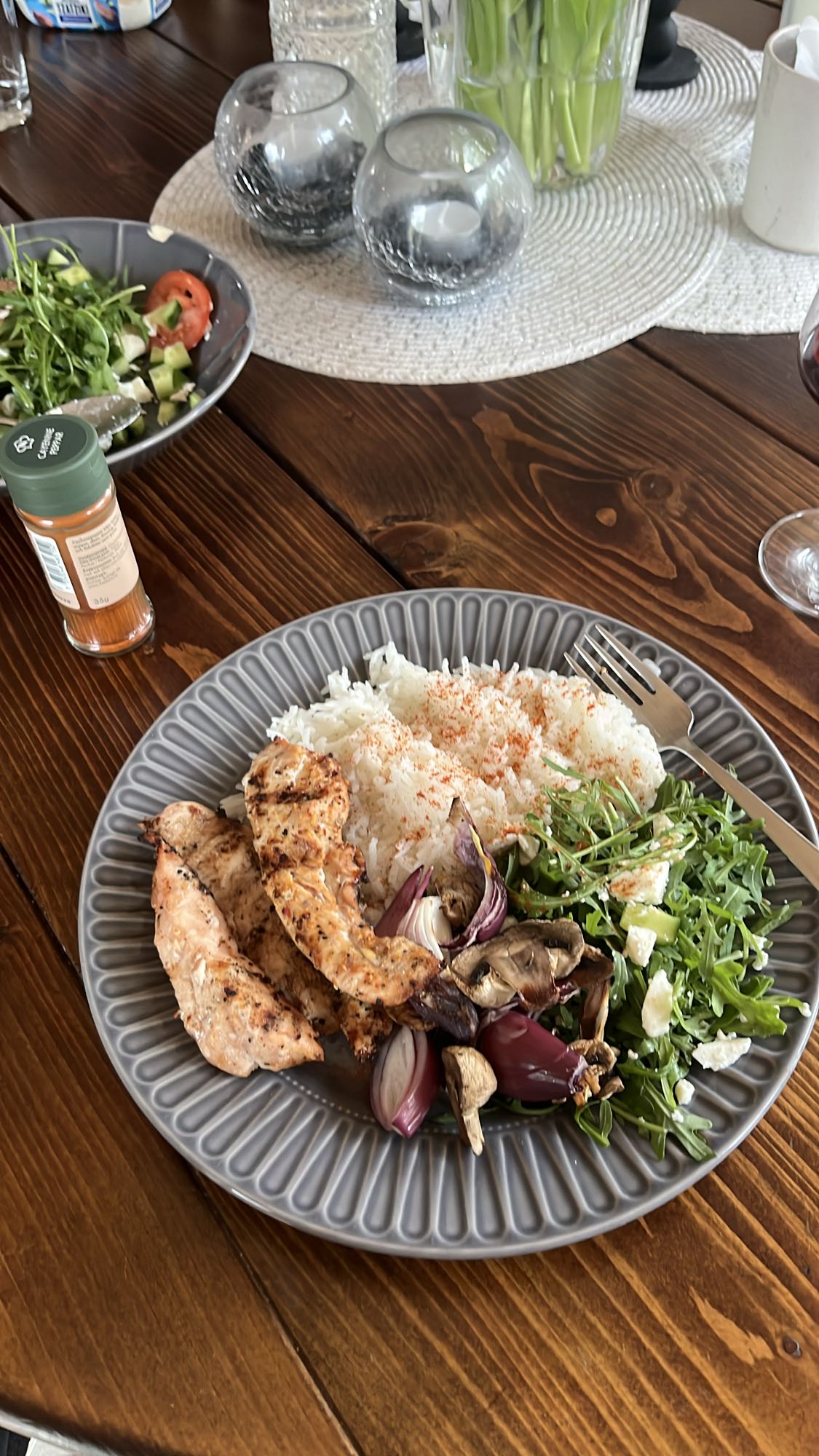 Kyckling med ris och sallad