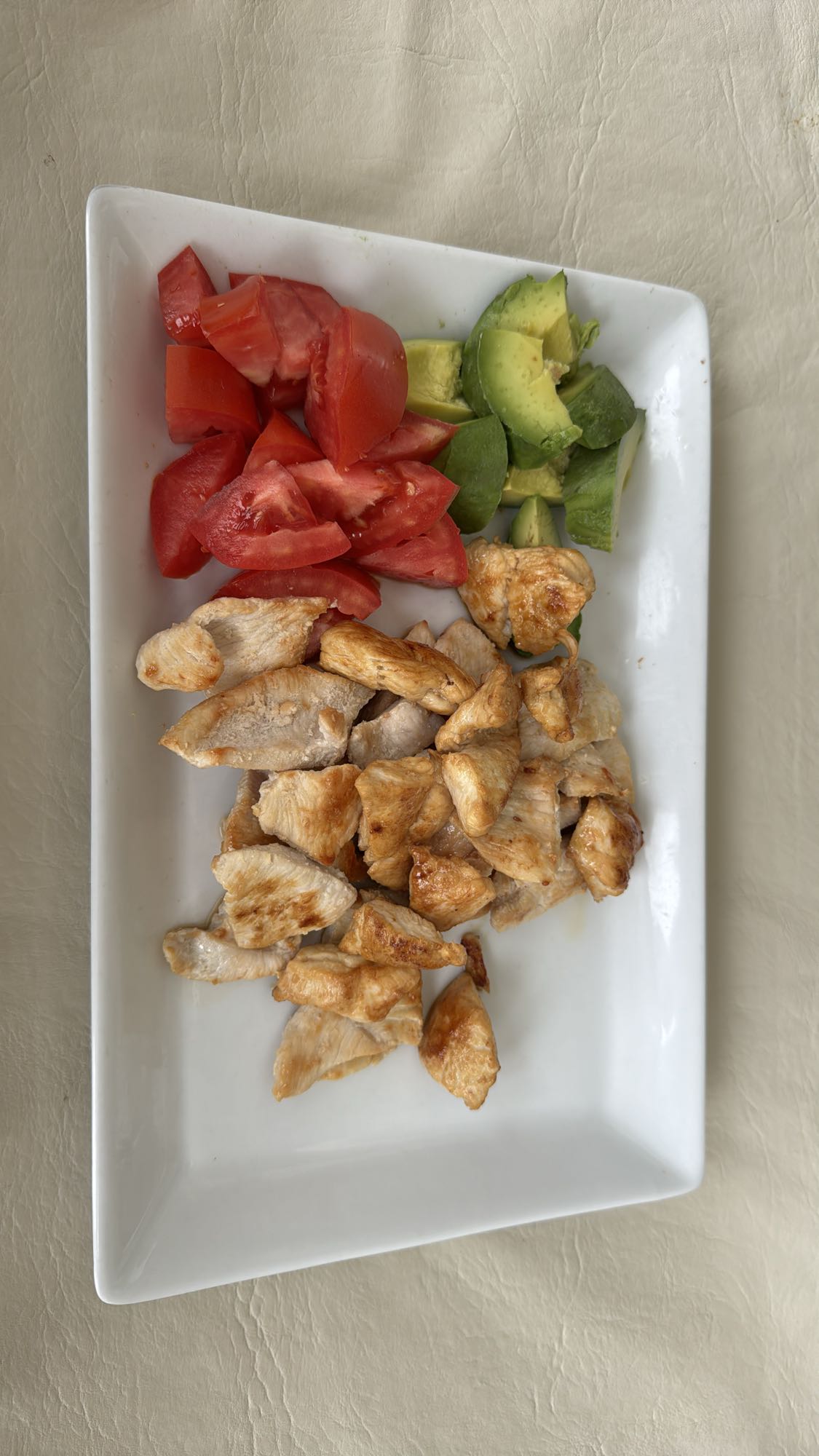 Pollo con tomate y aguacate