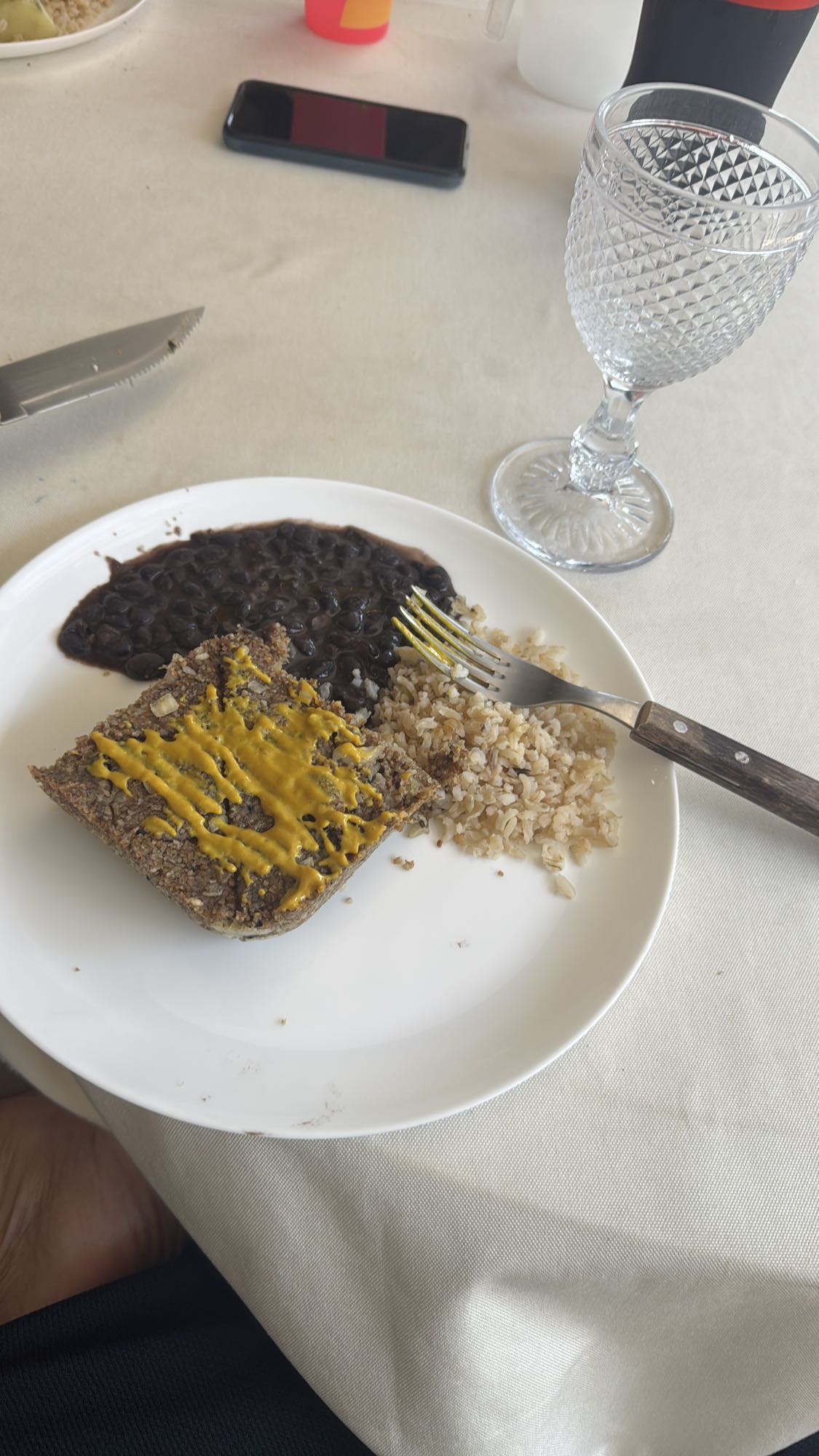 Arroz, feijão e bolo salgado