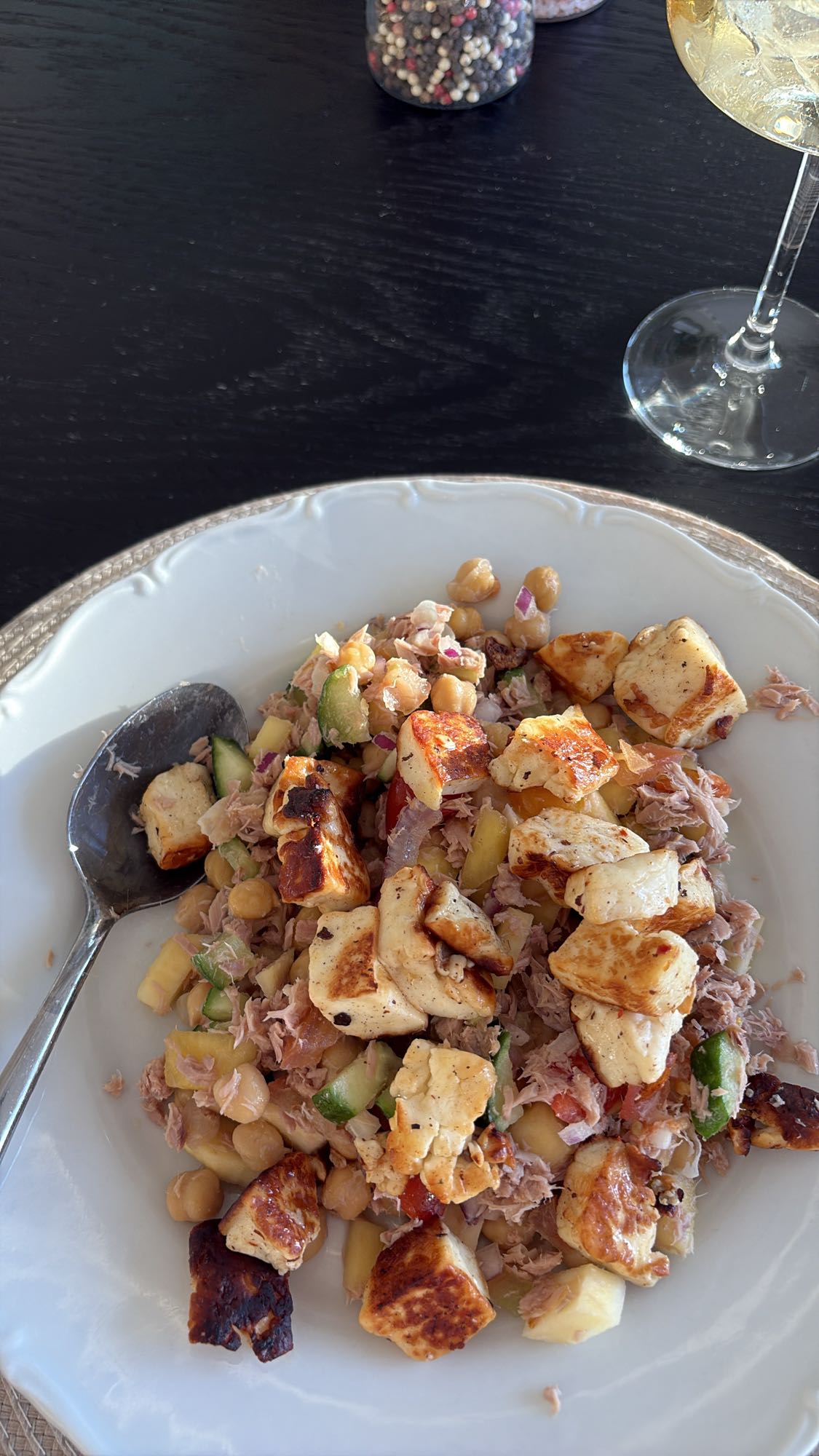 Tonfisksallad med halloumi