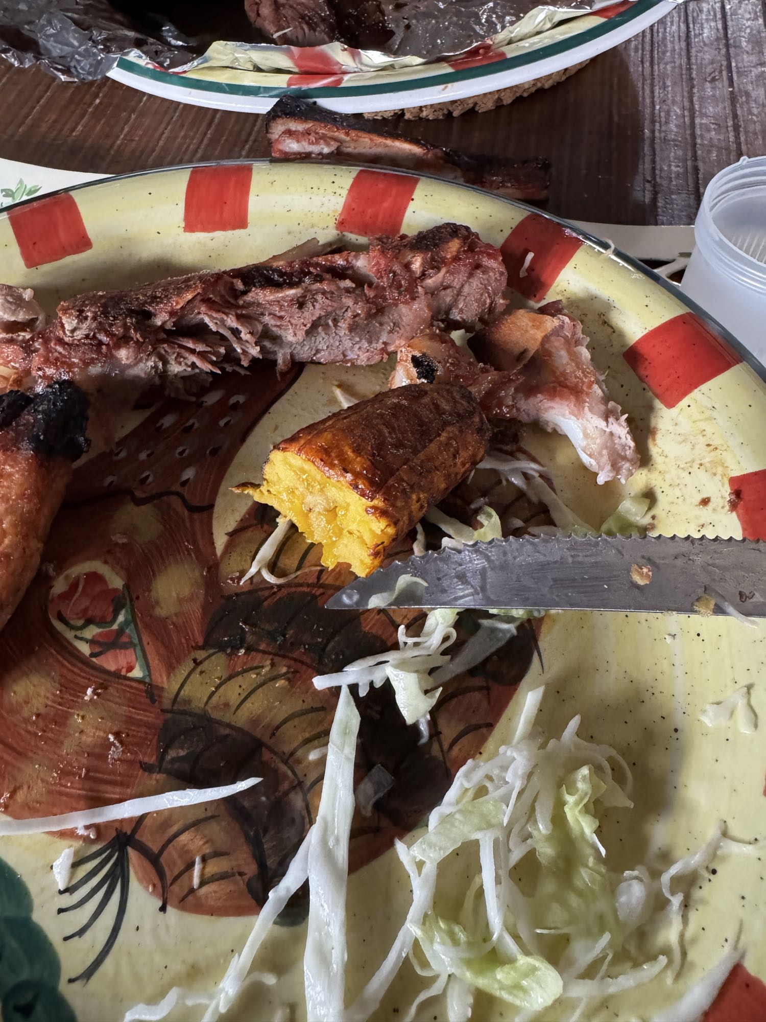 Costilla con plátano y ensalada