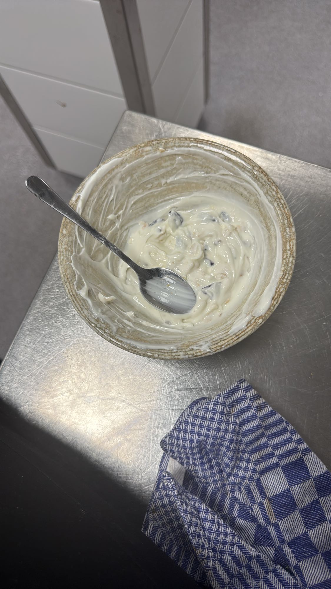 Yoghurt med frukt och nötter