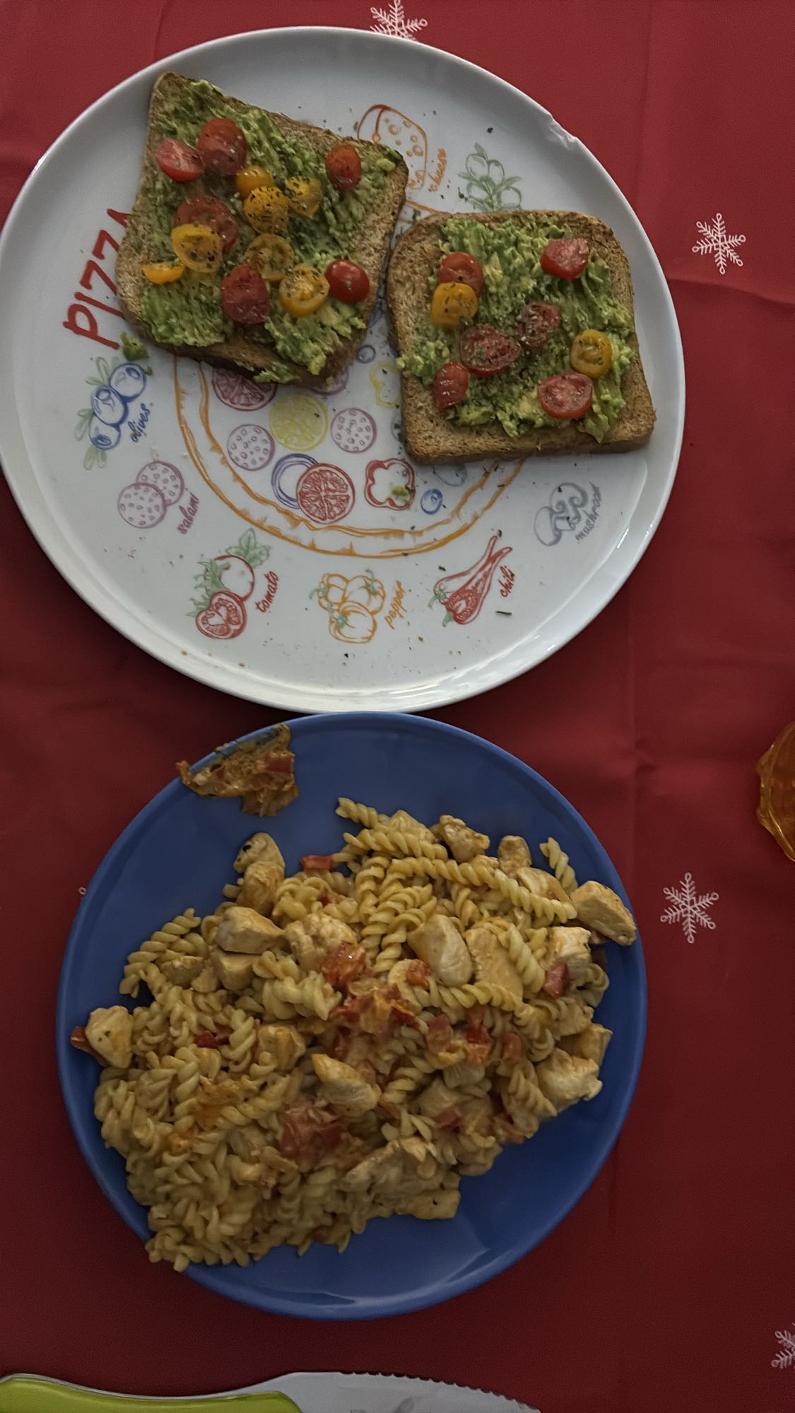 Pâtes au poulet et toasts avocat