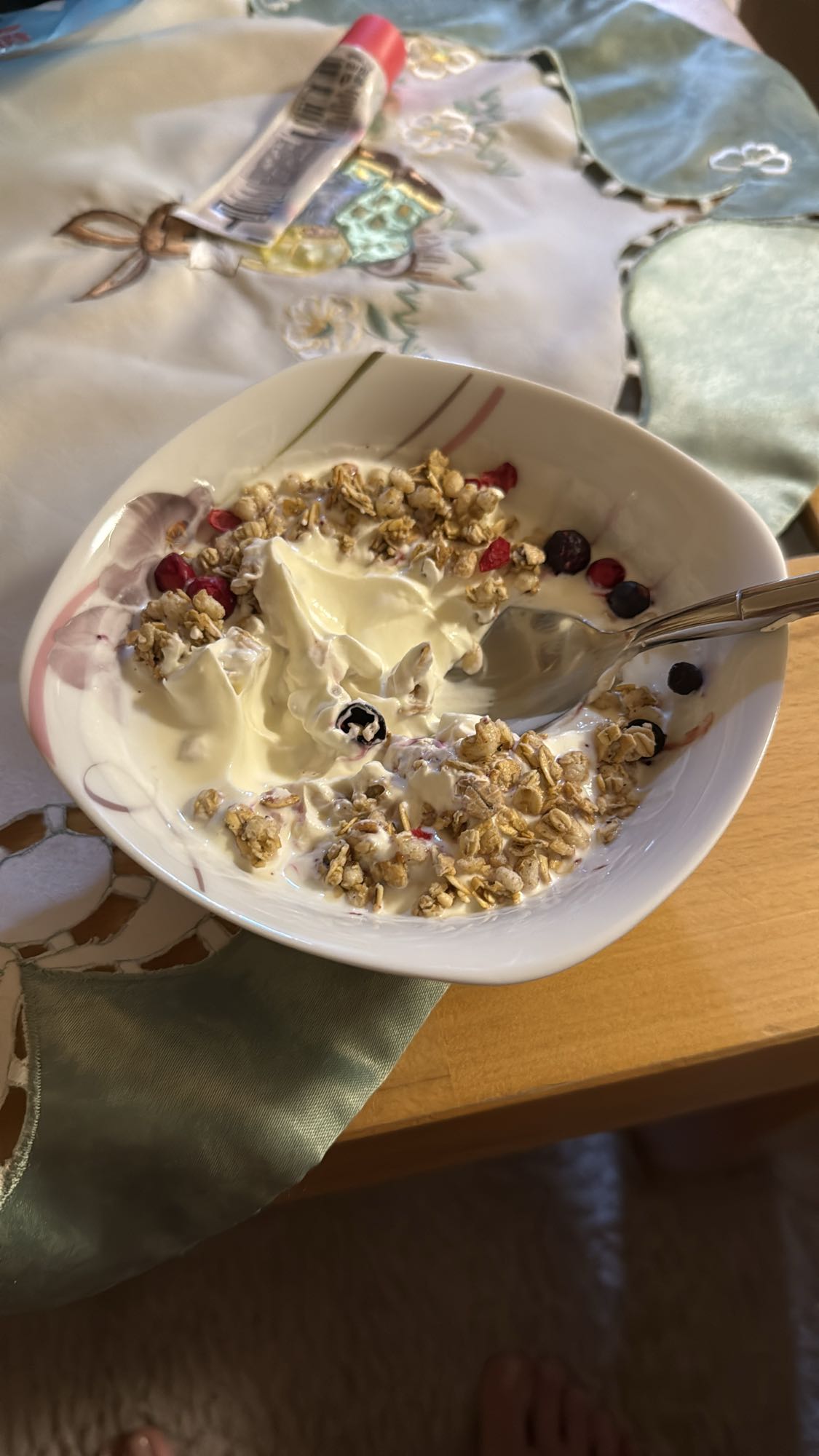 Joghurt mit Müsli und Beeren
