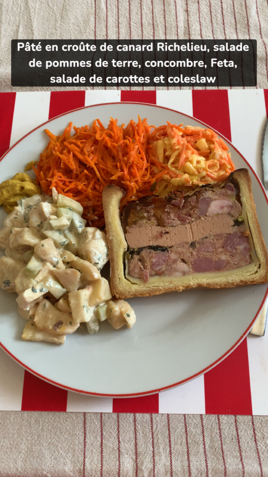 Déjeuner pâté canard salade