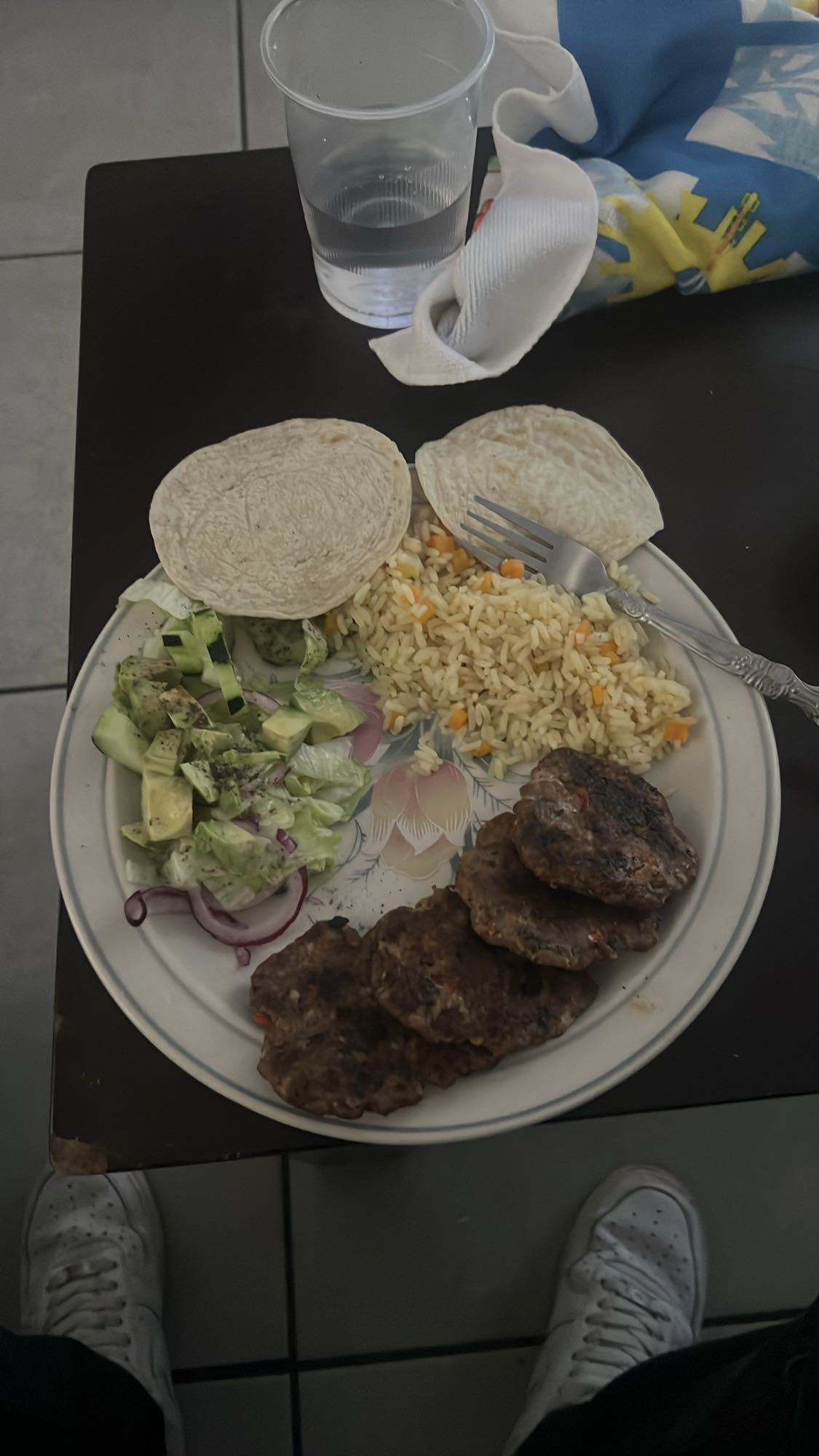 albóndigas con arroz y ensalada
