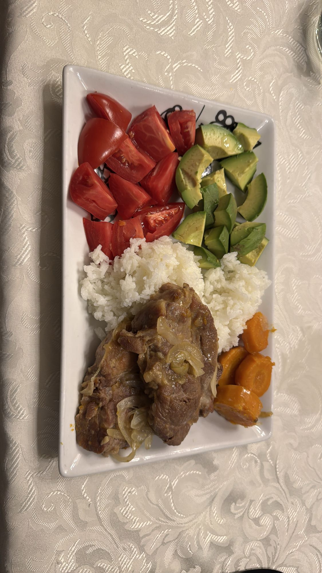 Plato de carne con arroz