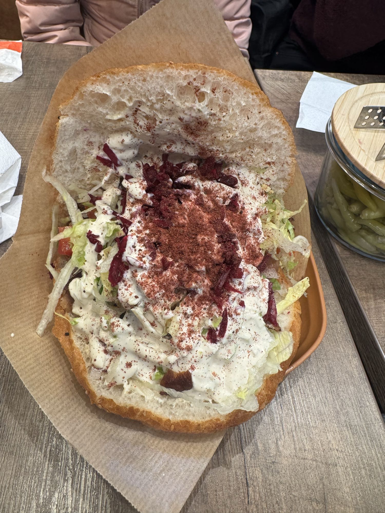 Kebab med bröd och sås