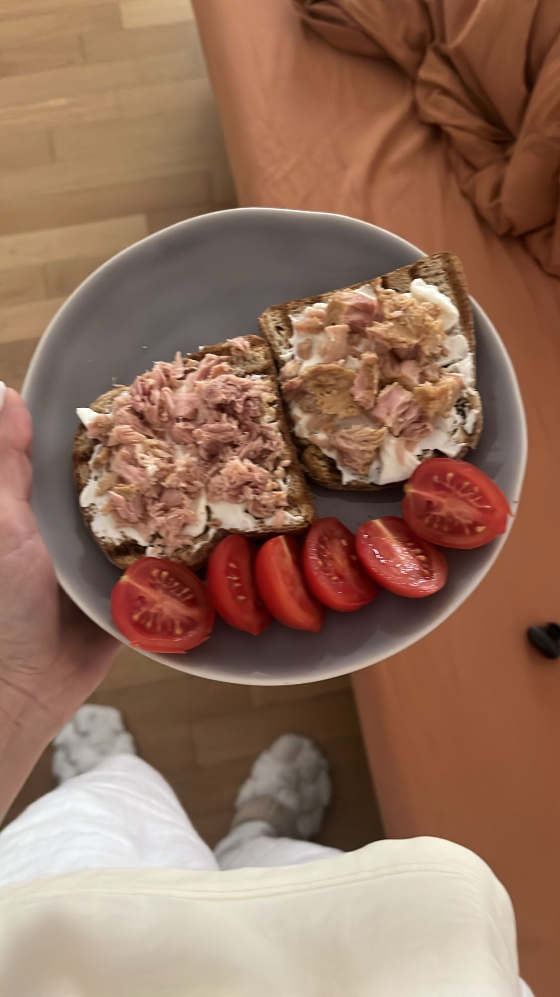 Тост з тунцем і помідорами