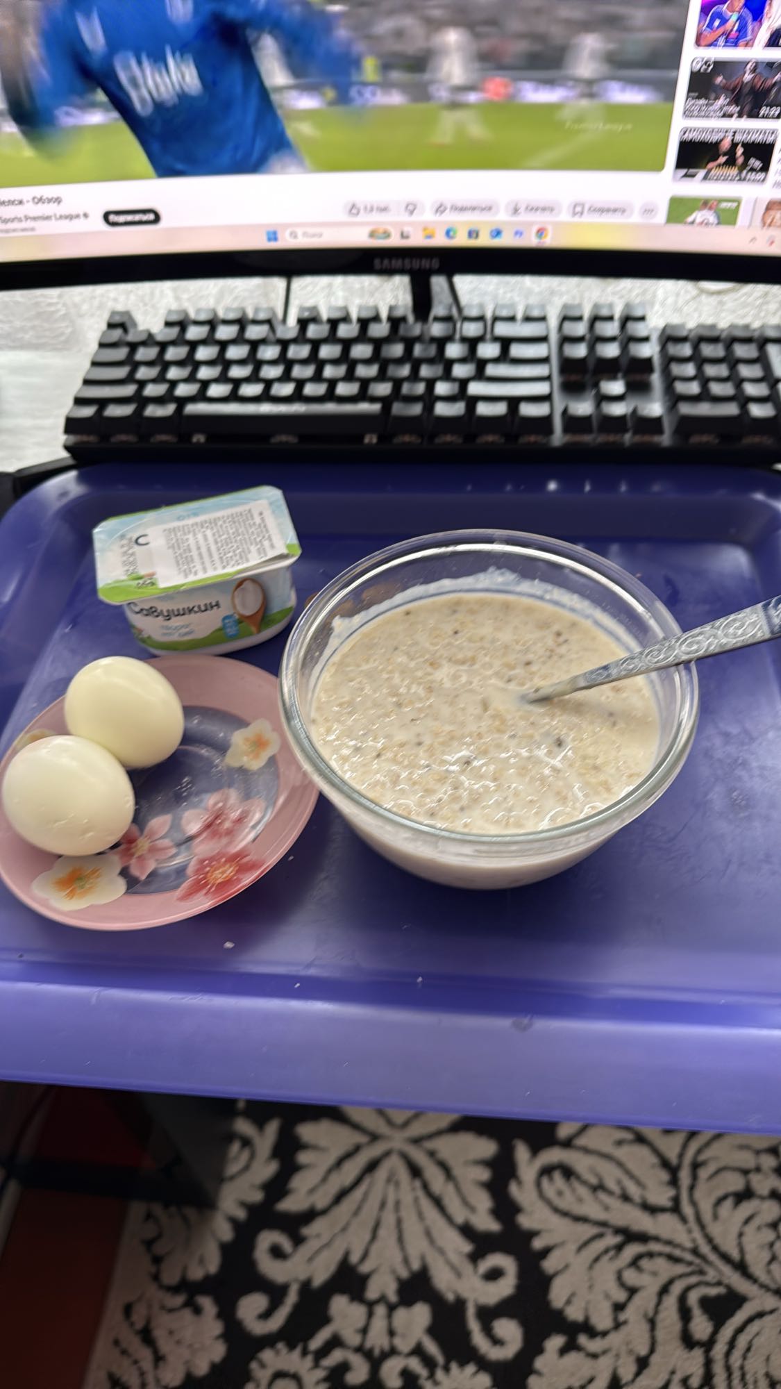 Завтрак с овсянкой и яйцами