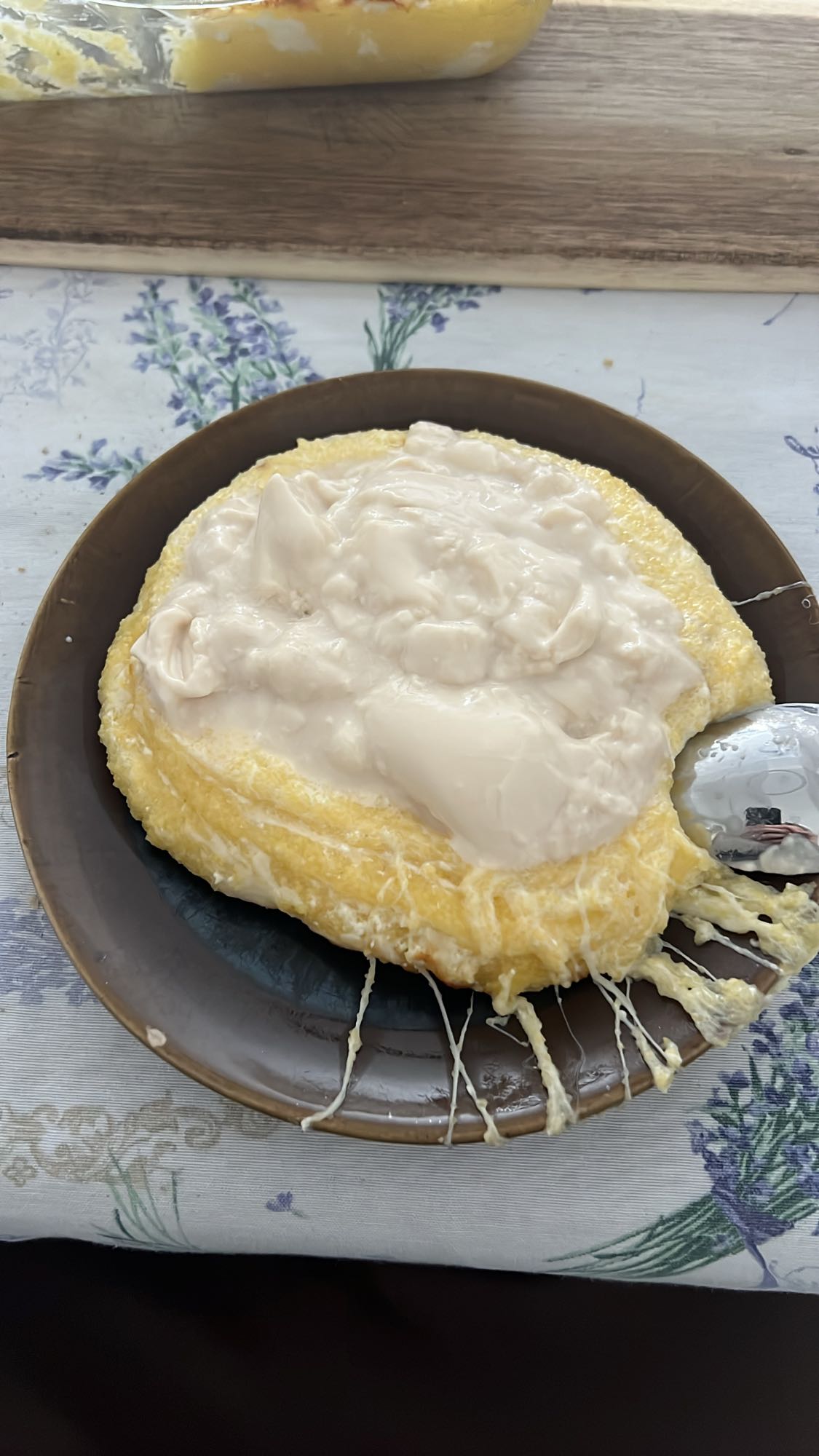 Mămăligă cu brânză și smântână