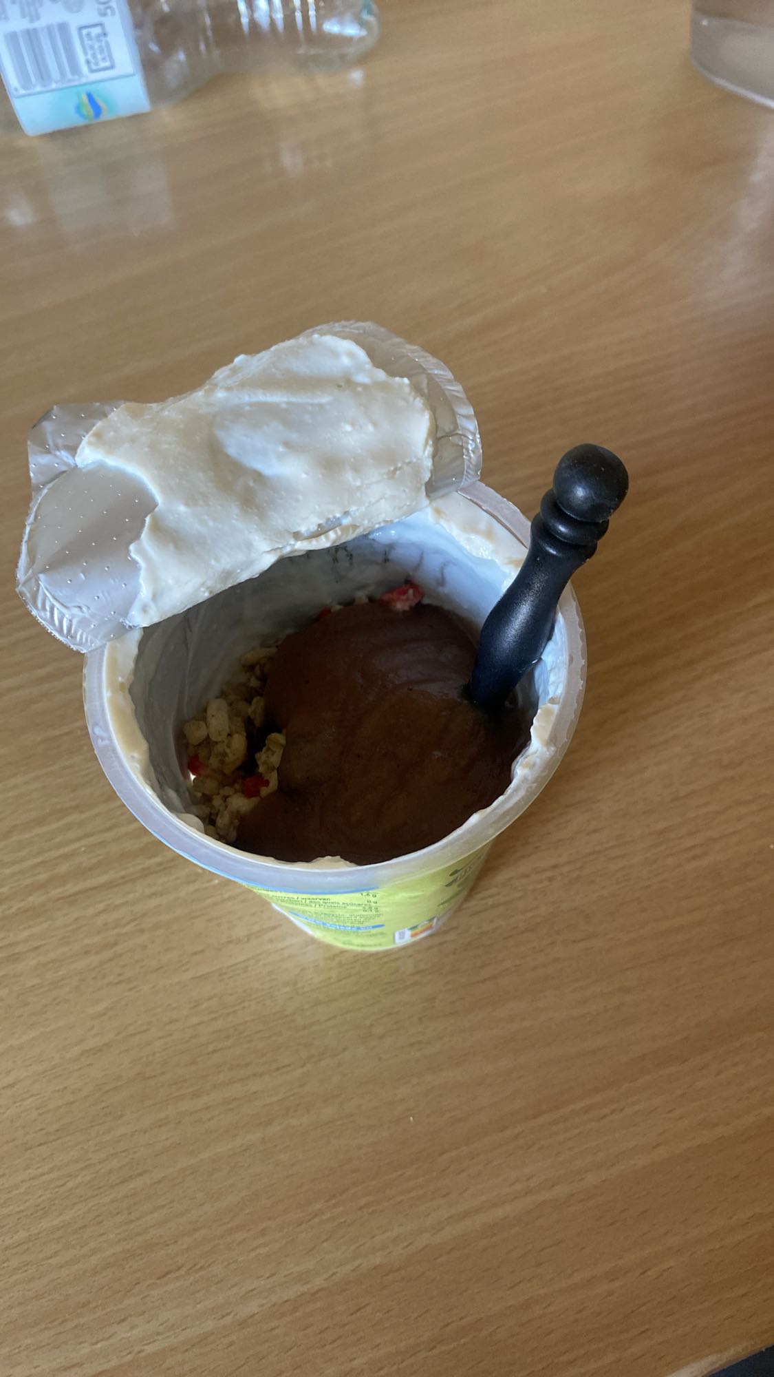 jogurt z musem i granolą