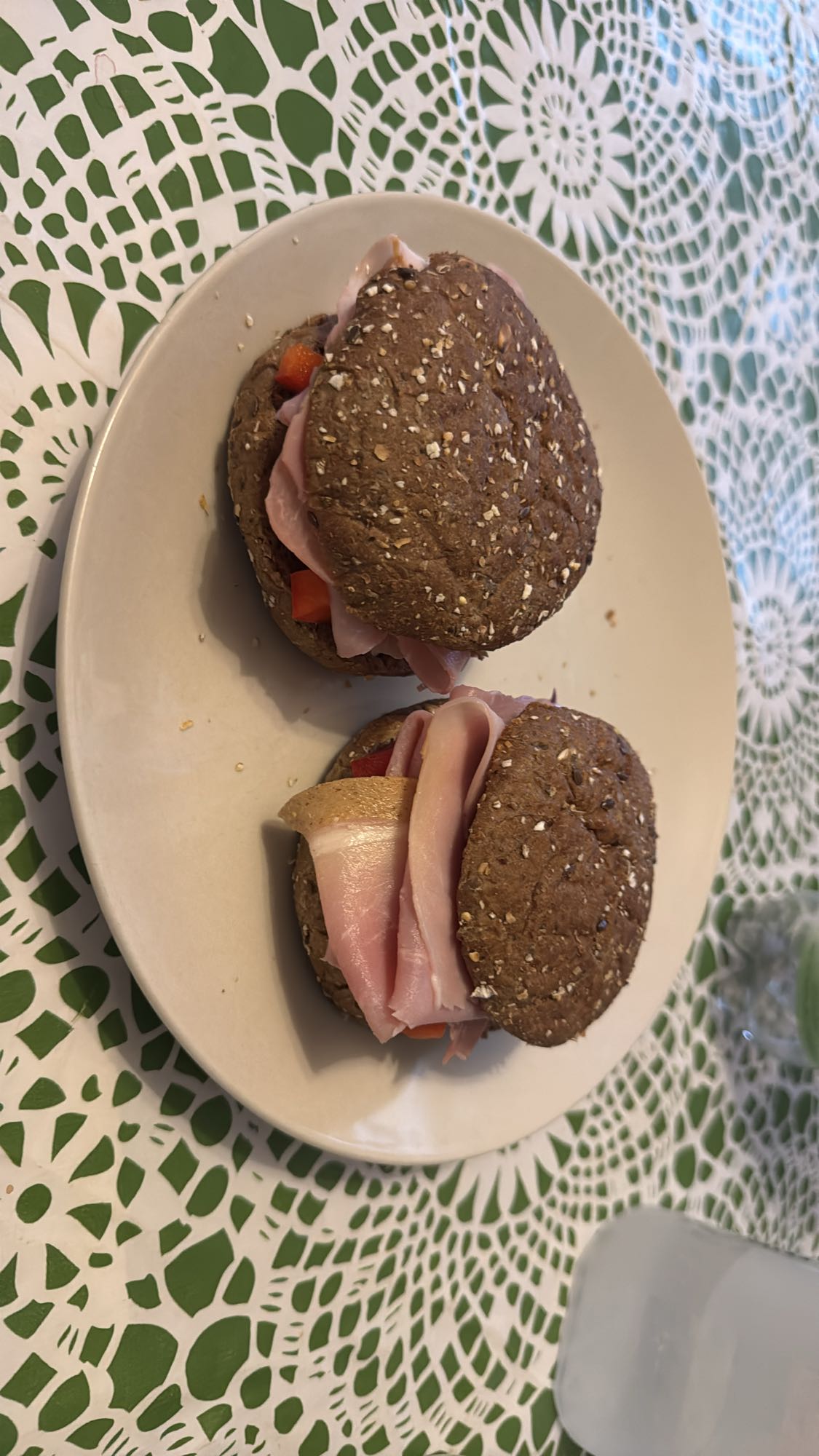 Skinkmackor med grovt bröd