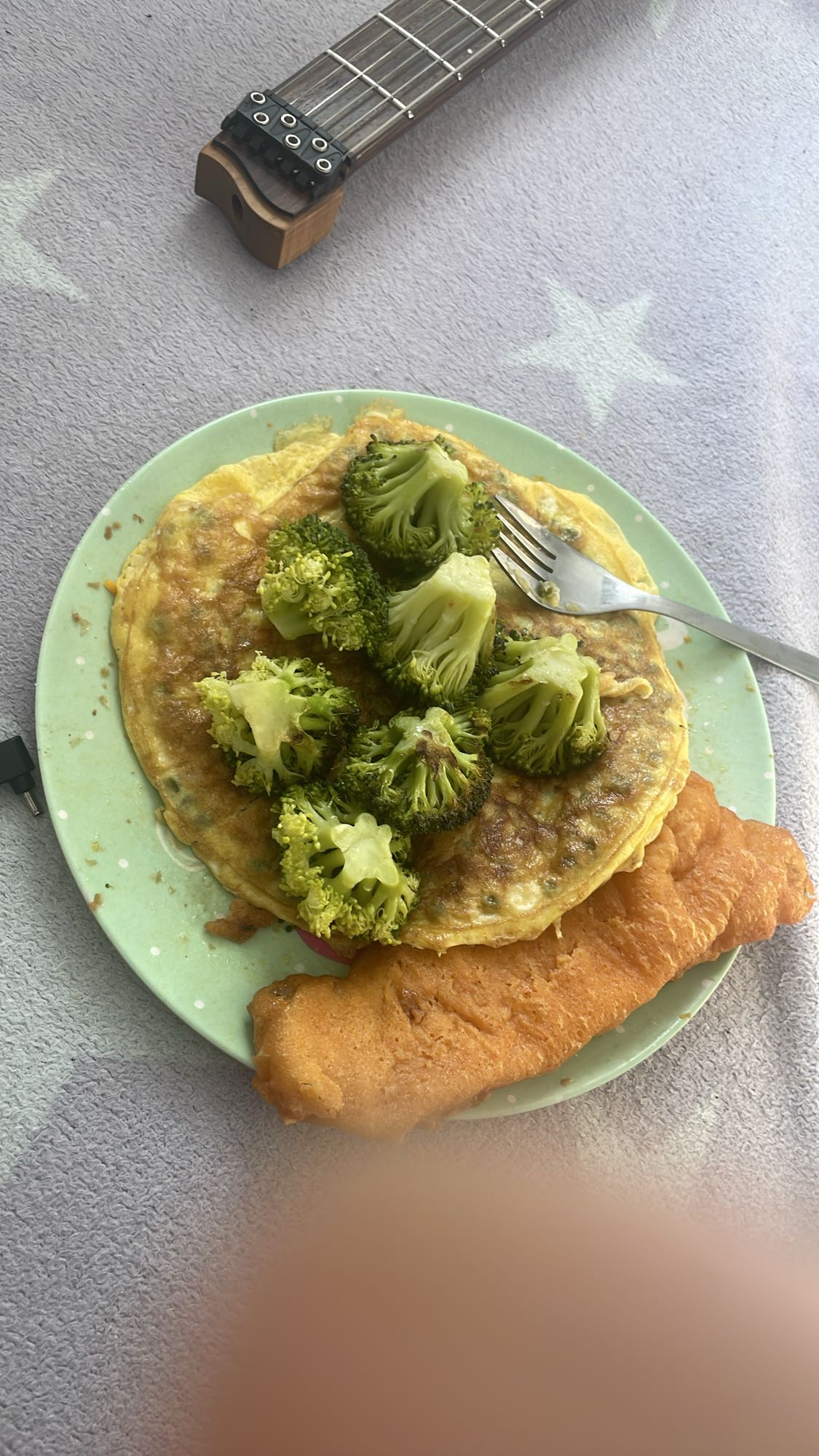 Omlet z brokułami i rybą