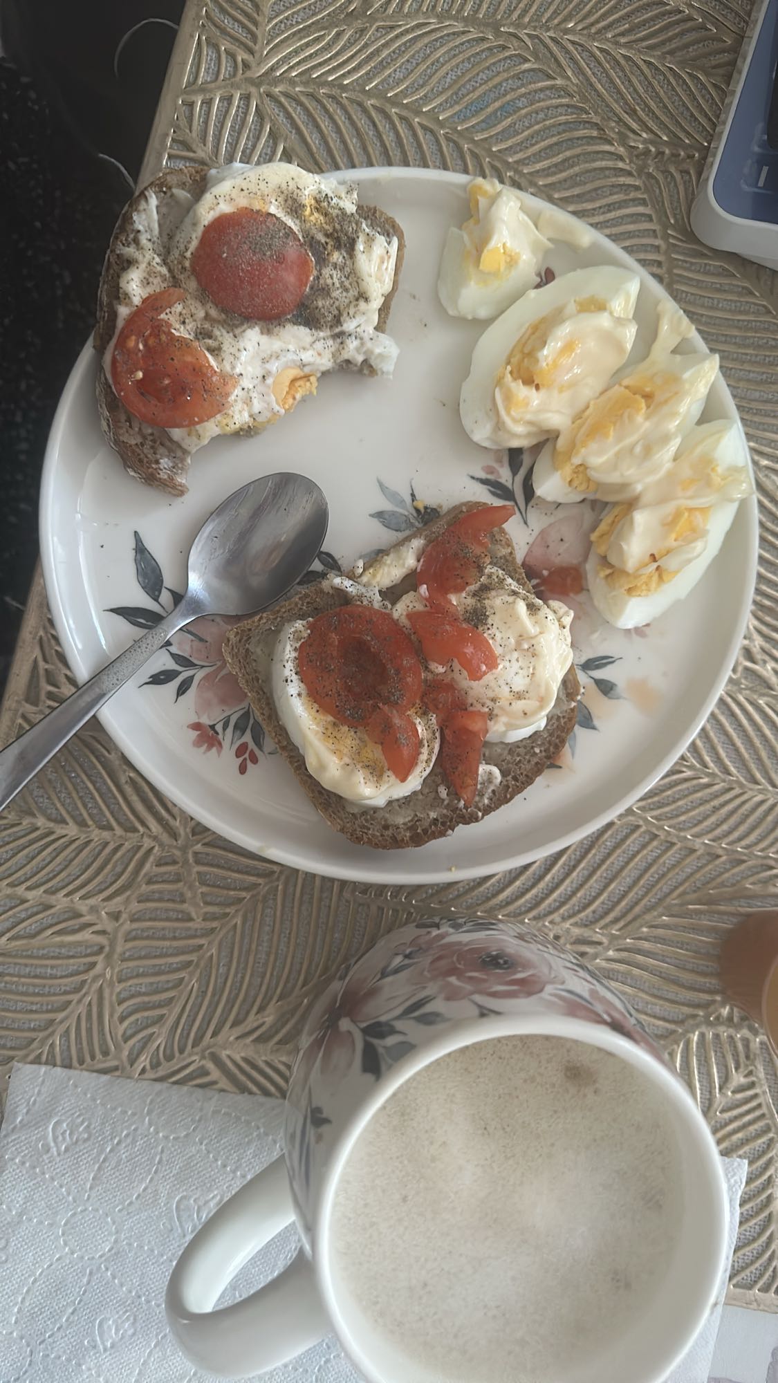 Kanapki z jajkiem i kawa