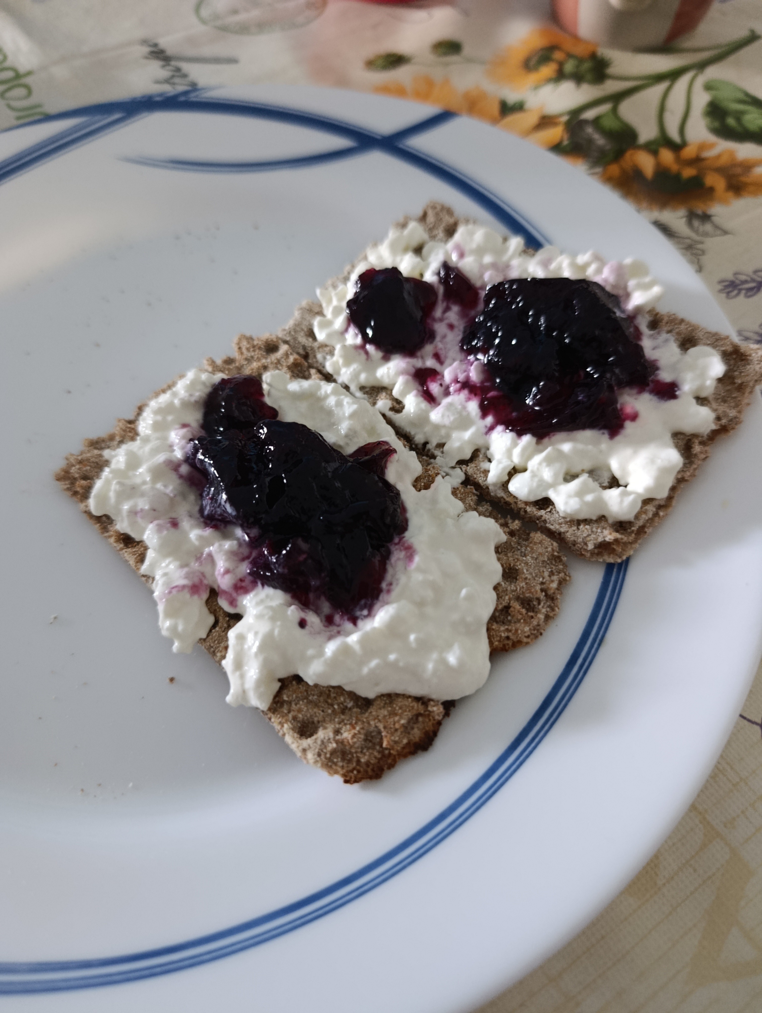 Tostadas con requesón y mermelada