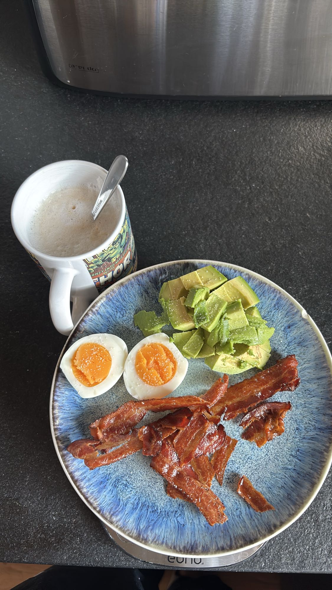 Bacon, Ei, Avocado Frühstück