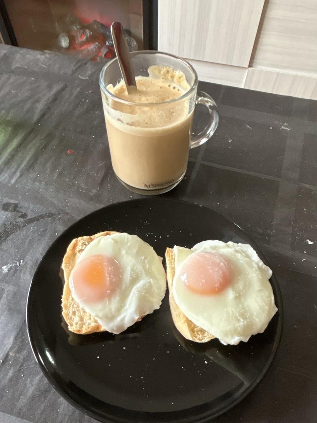 Tostadas con huevo y café