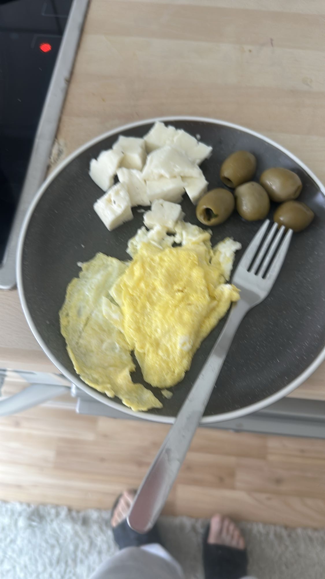 Yumurta, beyaz peynir ve zeytin