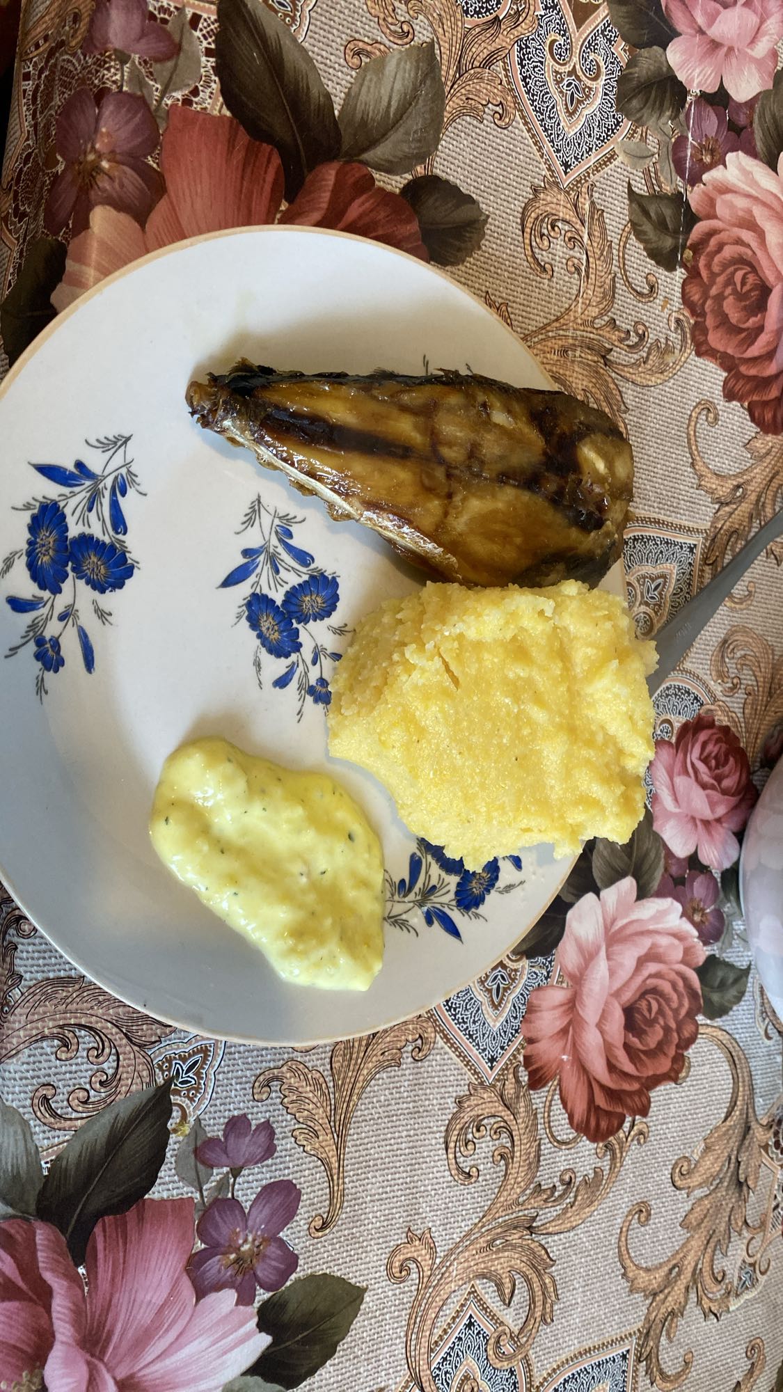 Pește cu mămăligă și mujdei