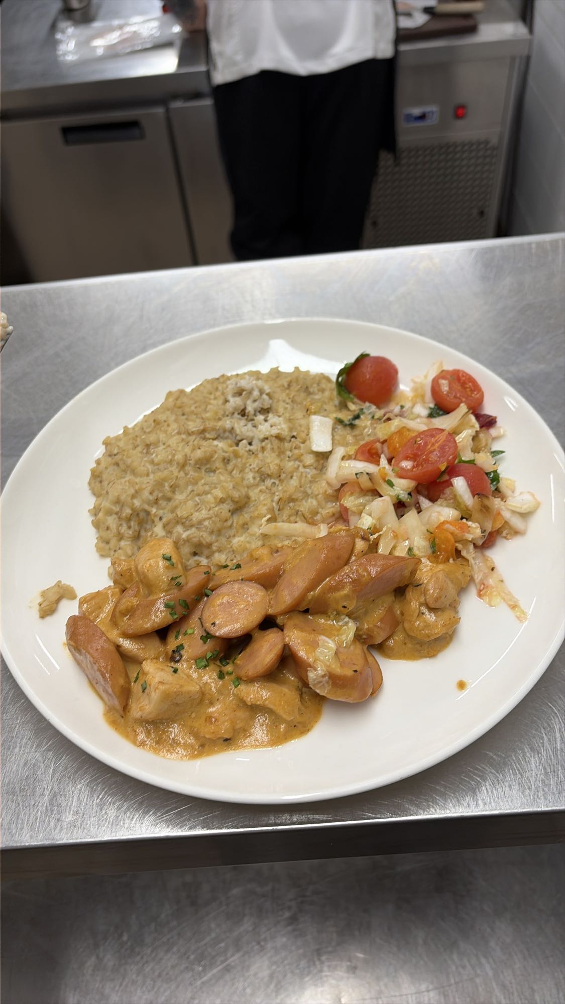 каша с сосисками и салатом