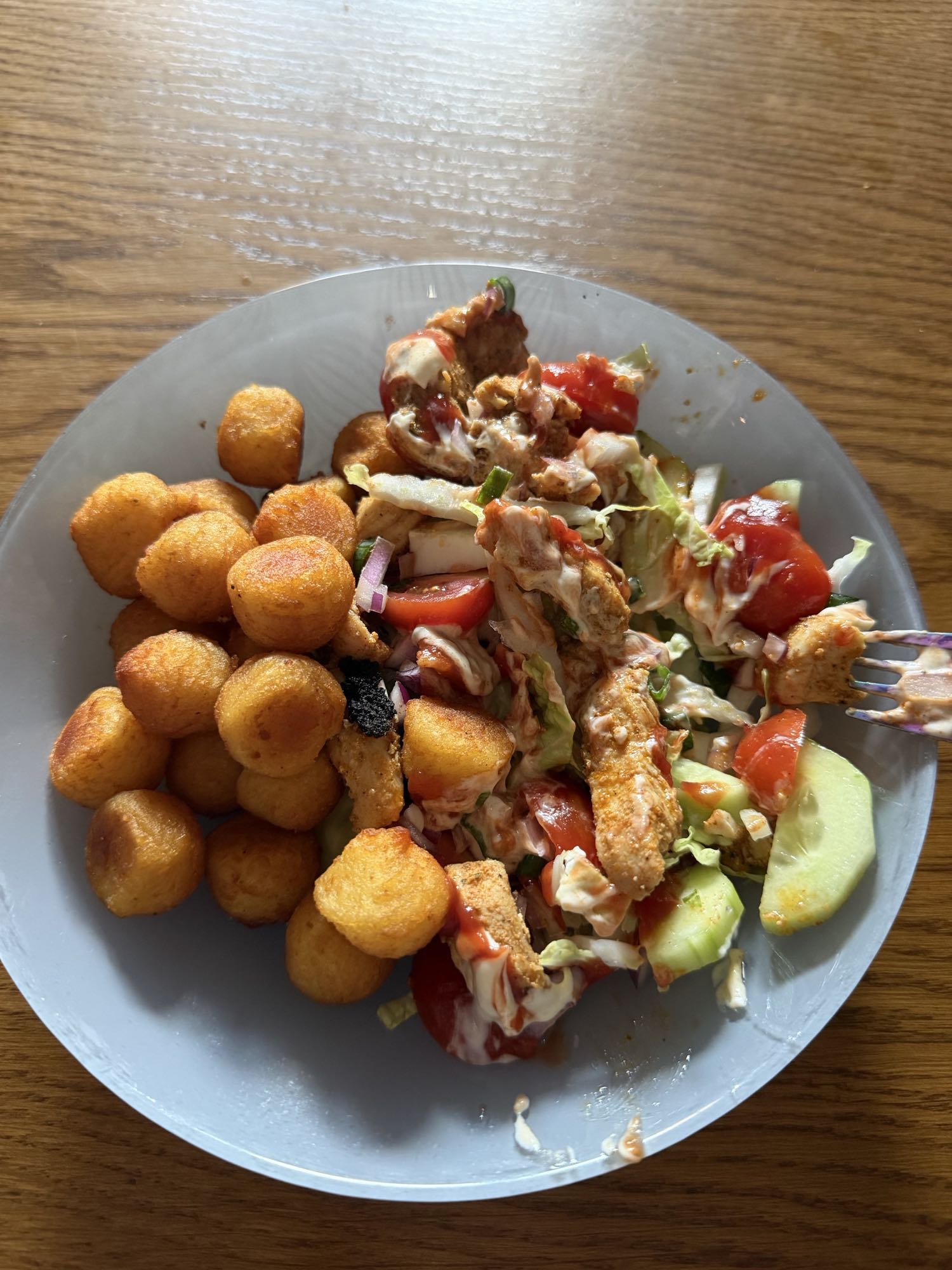 Kurczak z sałatką i kulkami