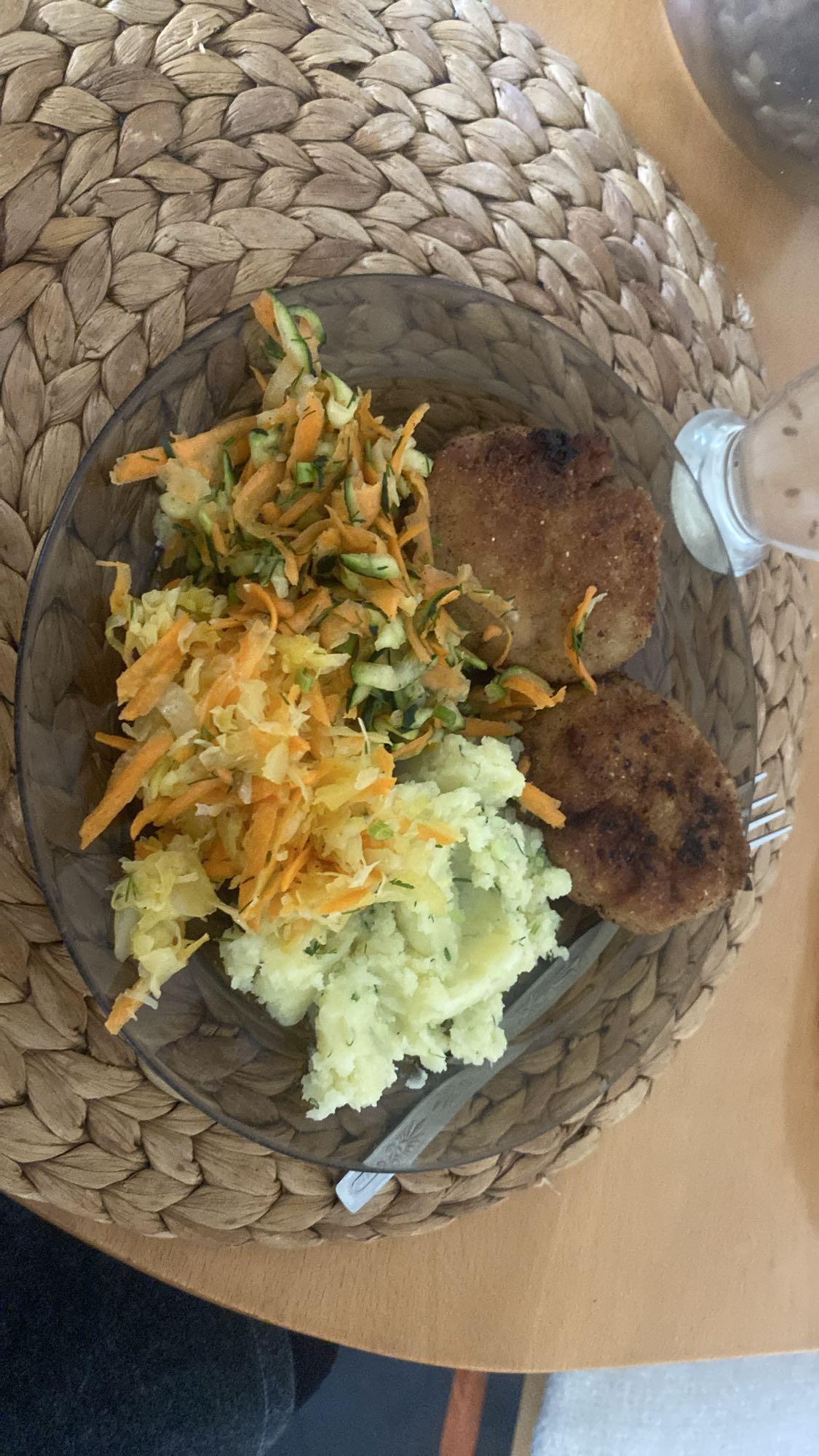 Kotlety z ziemniakami i surówką