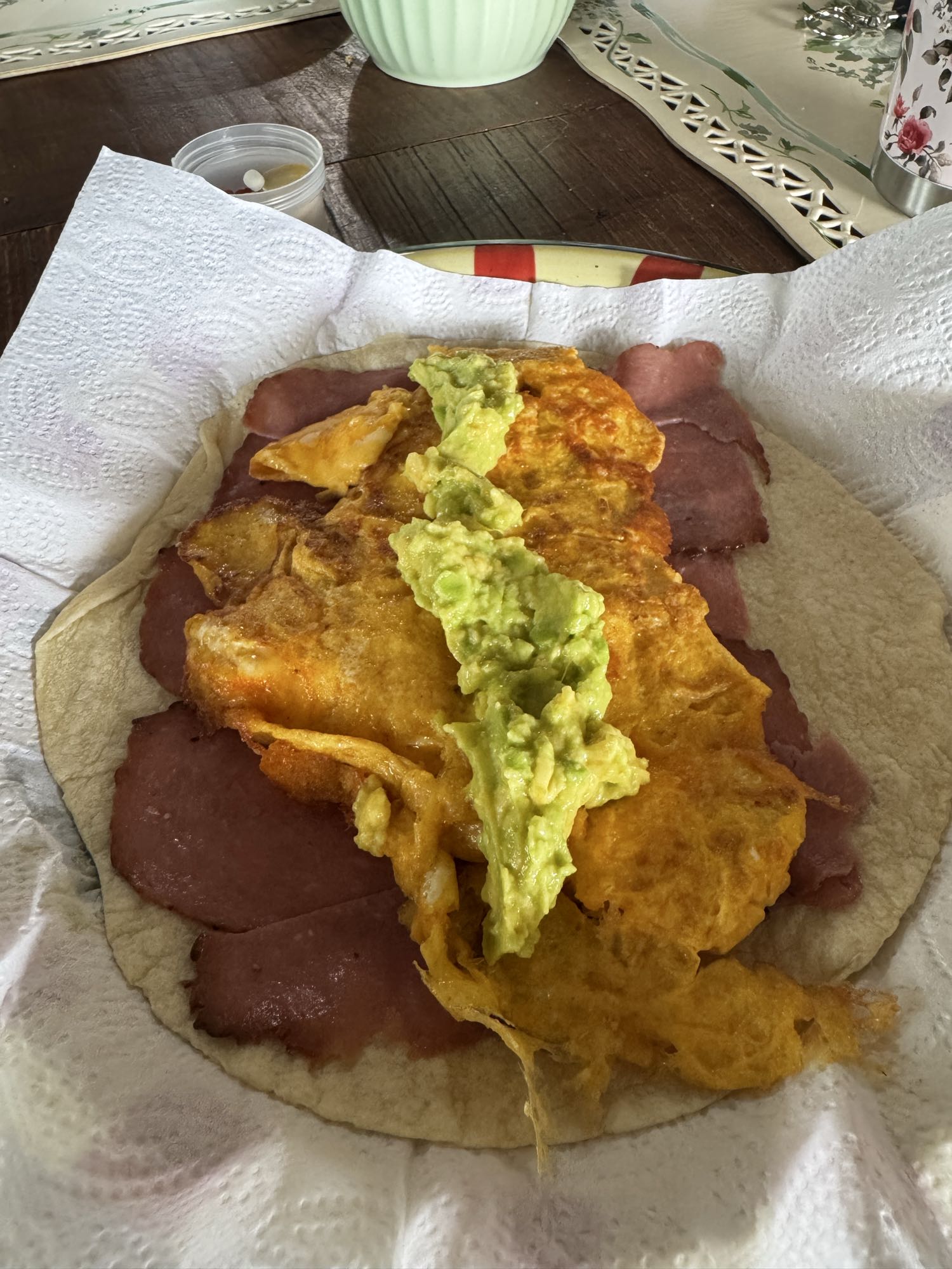 Tortilla con huevo, jamón y aguacate